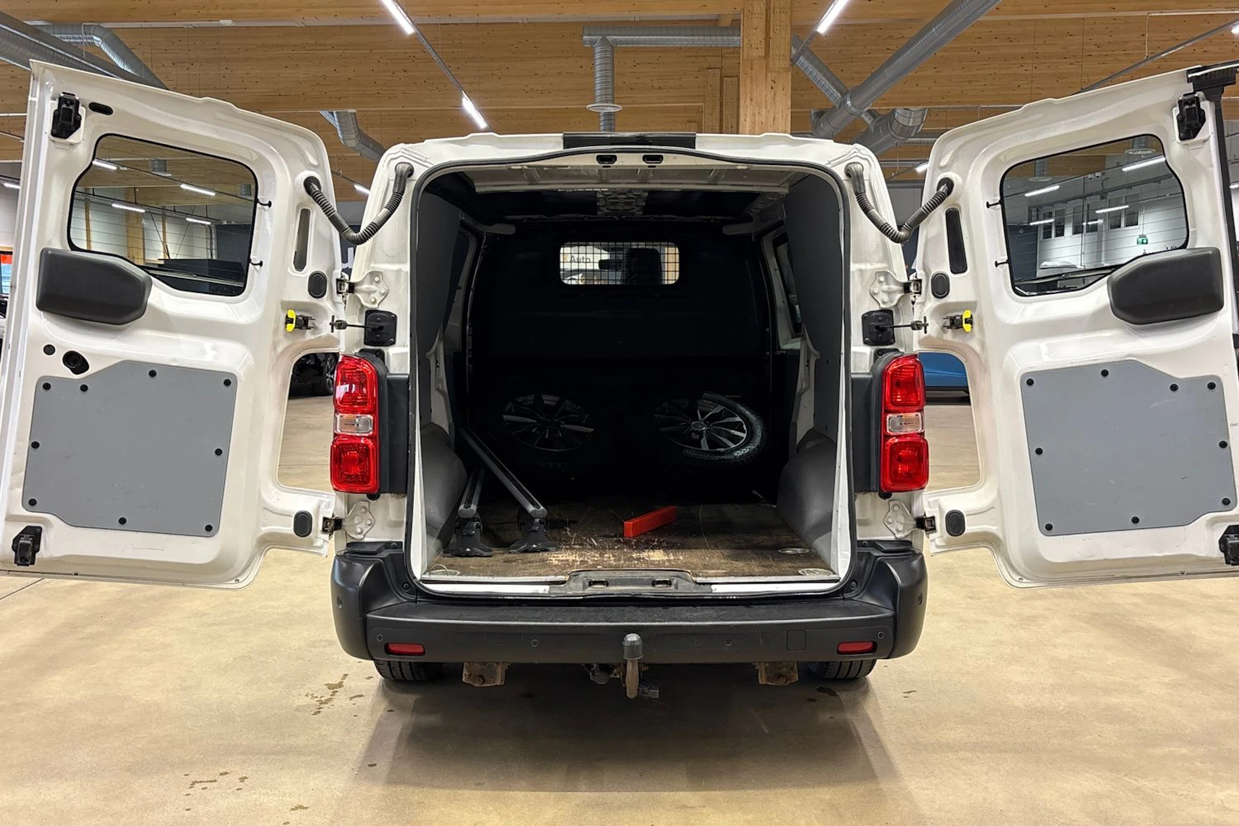 valkoinen Toyota Proace 2018 kuva 29.