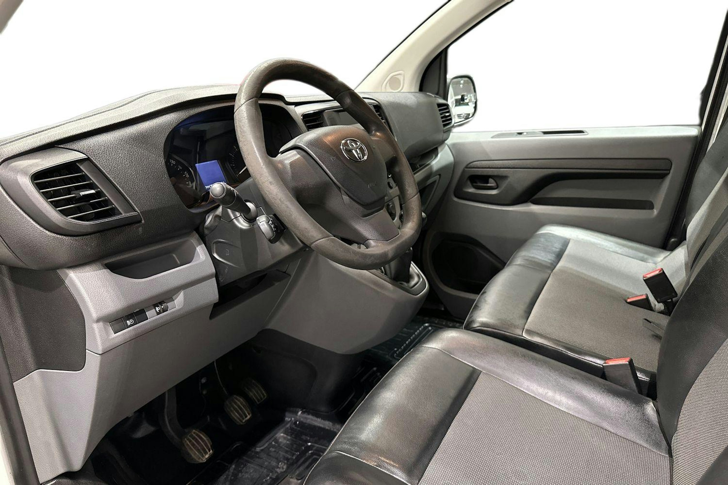 Valkoinen Toyota Proace 2018 kuva 8.