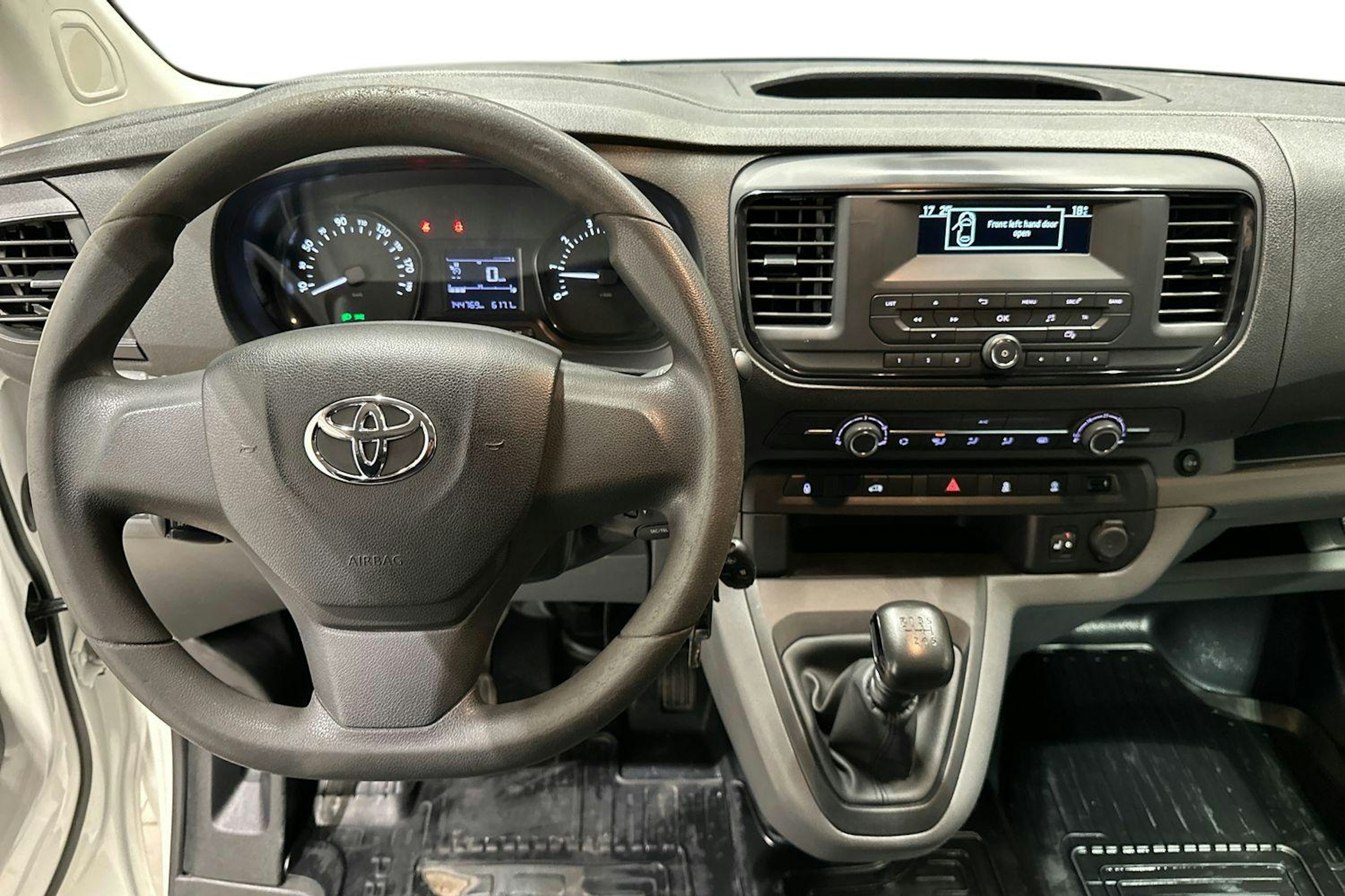 Valkoinen Toyota Proace 2018 kuva 9.