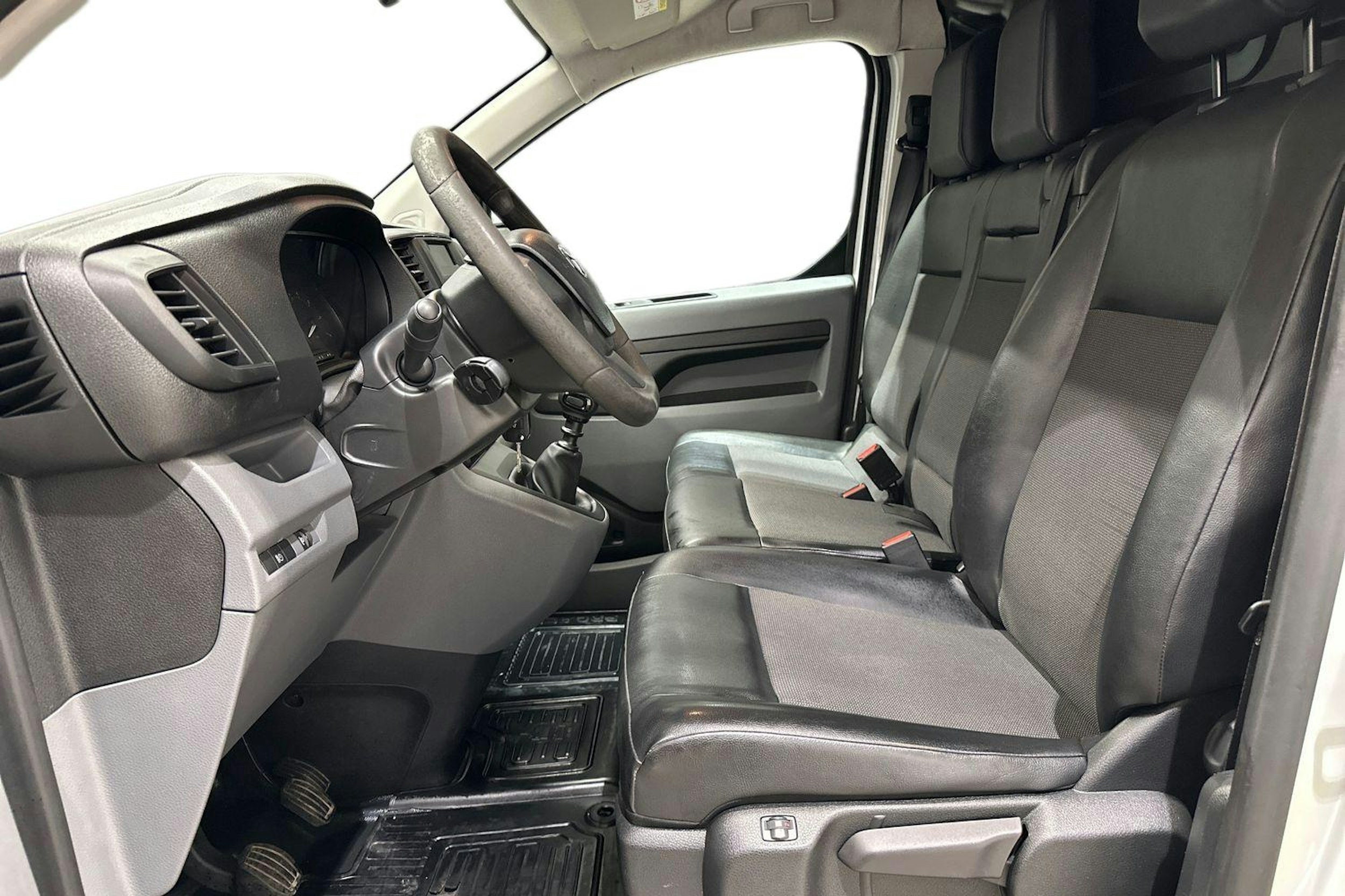 Valkoinen Toyota Proace 2018 kuva 11.