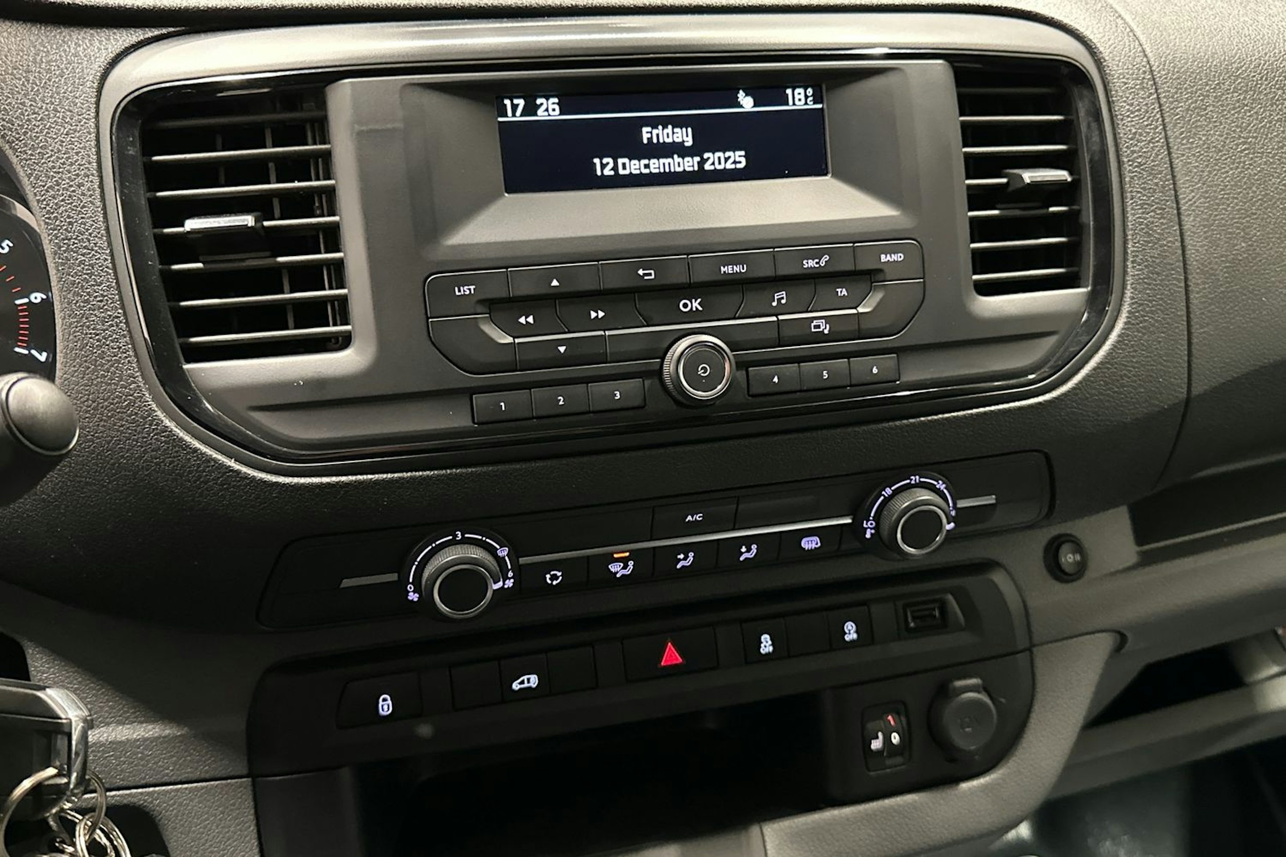 Valkoinen Toyota Proace 2018 kuva 18.