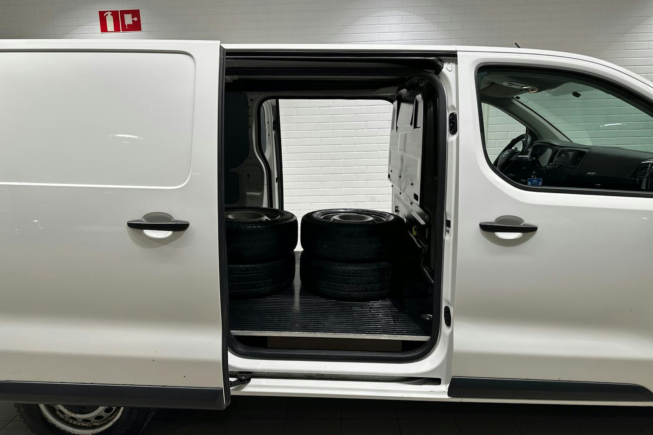 Valkoinen Toyota Proace 2018 kuva 21.
