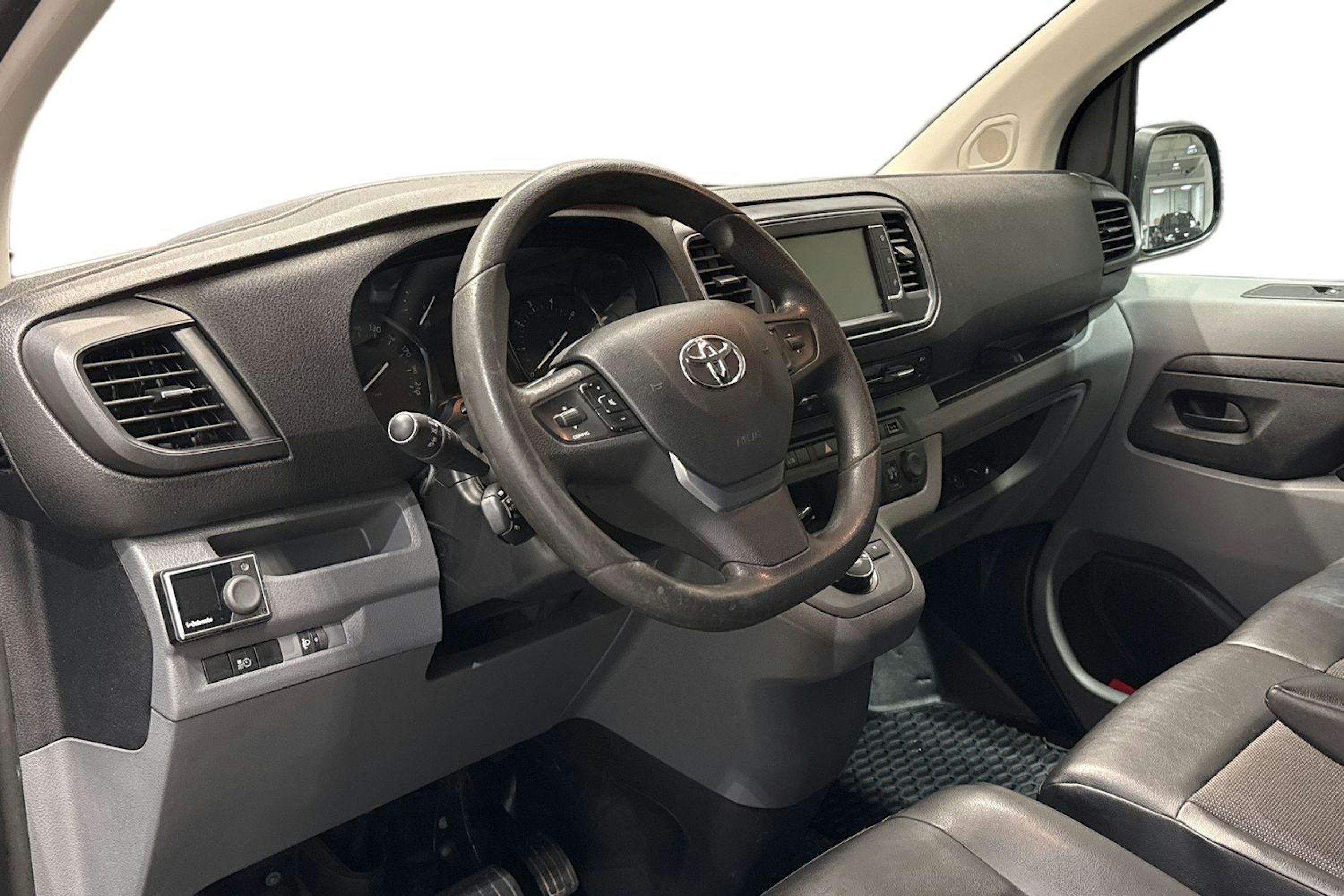 musta Toyota Proace 2018 kuva 7.