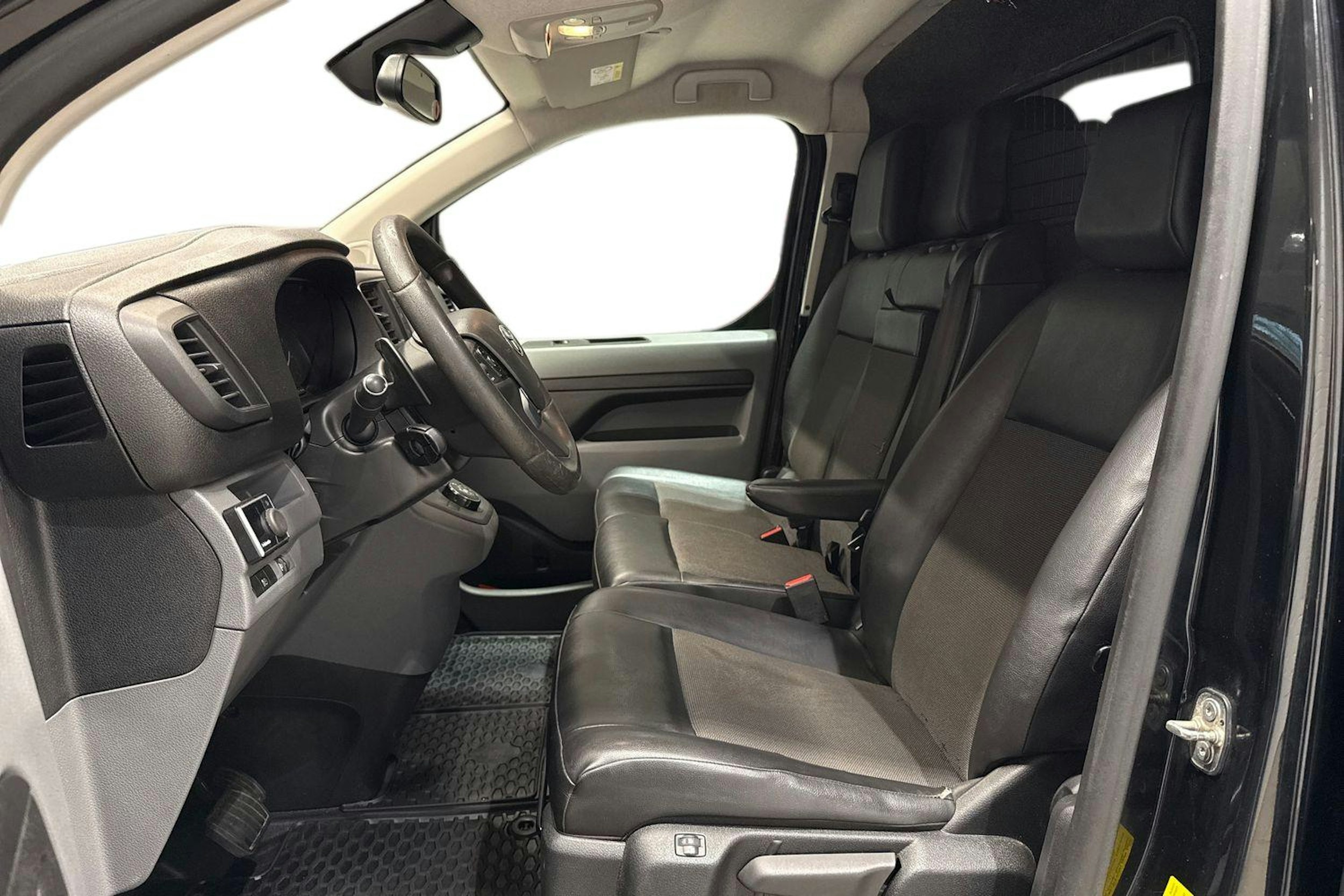 musta Toyota Proace 2018 kuva 10.