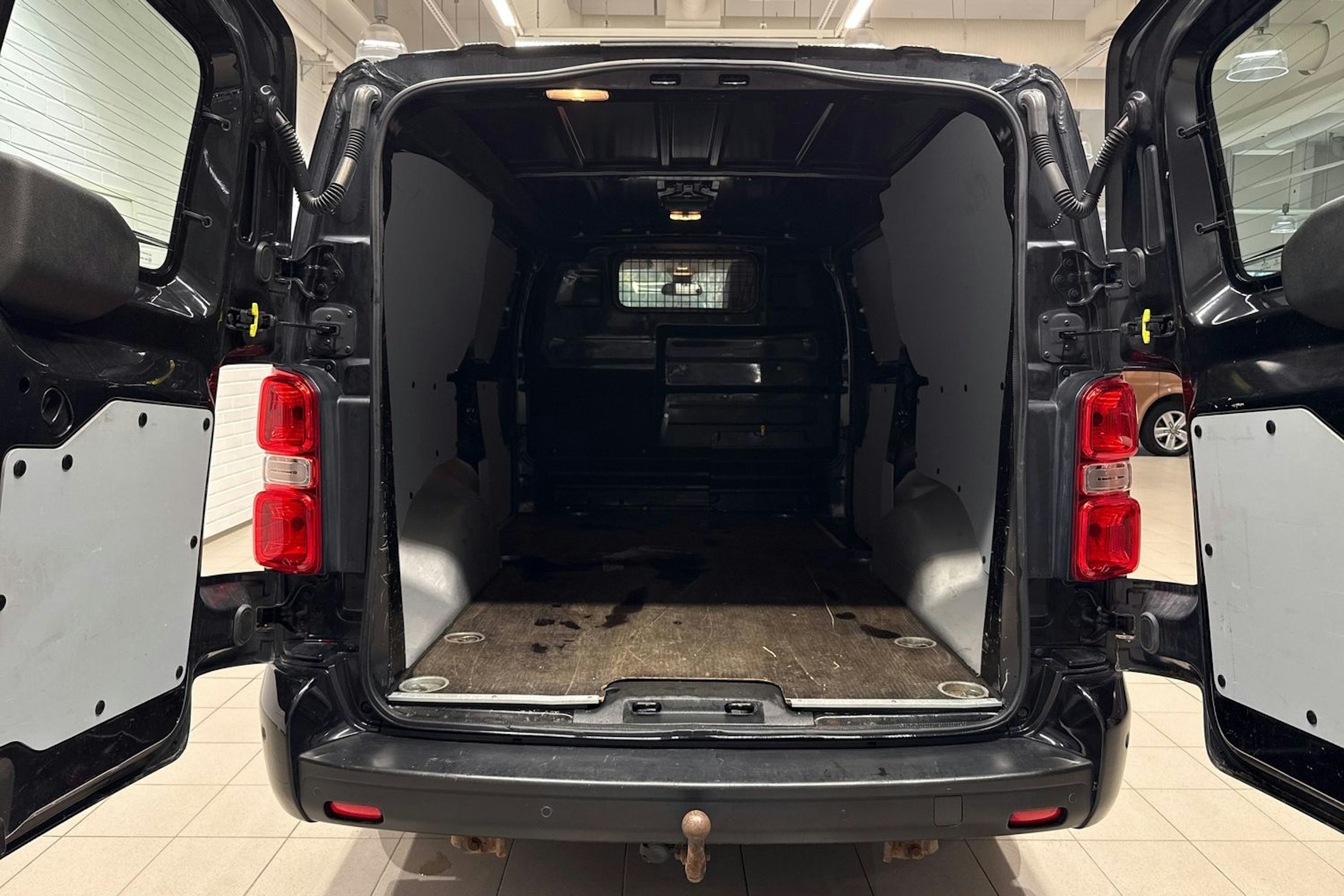 musta Toyota Proace 2018 kuva 13.