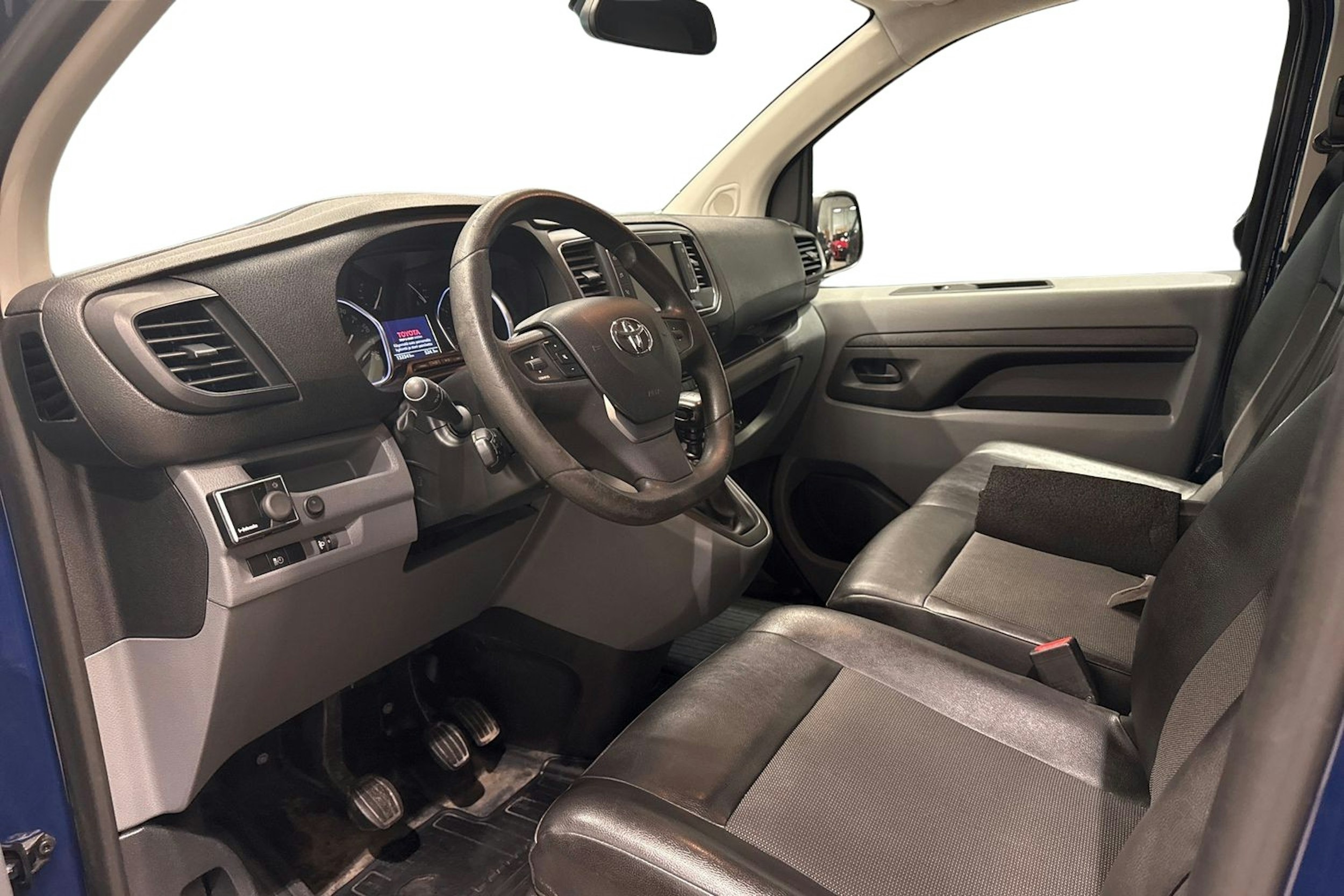 sininen Toyota Proace 2018 kuva 7.