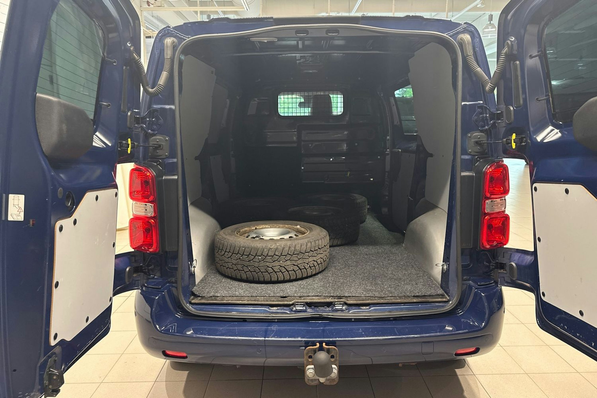 sininen Toyota Proace 2018 kuva 15.