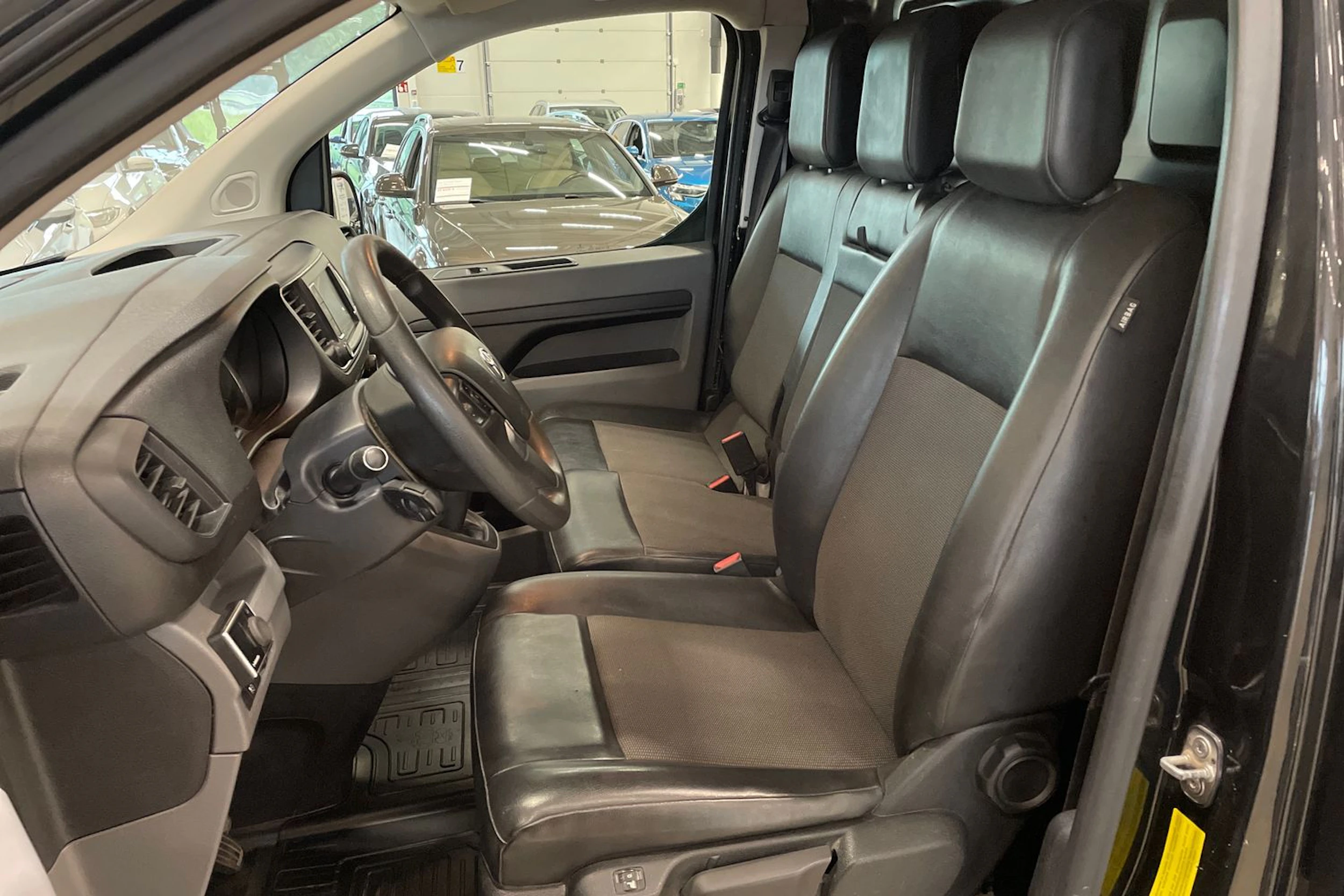 musta Toyota Proace 2018 kuva 15.