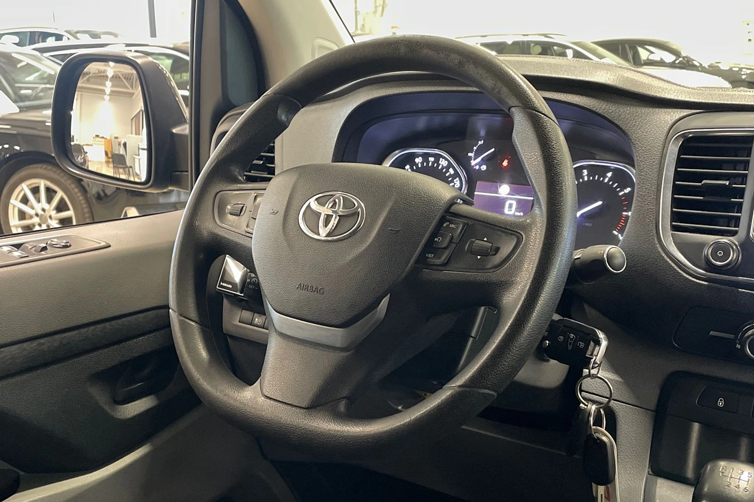 musta Toyota Proace 2018 kuva 16.