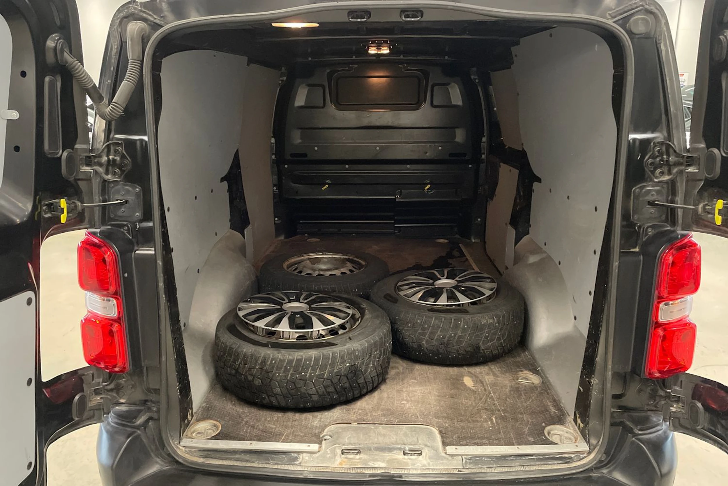 musta Toyota Proace 2018 kuva 28.