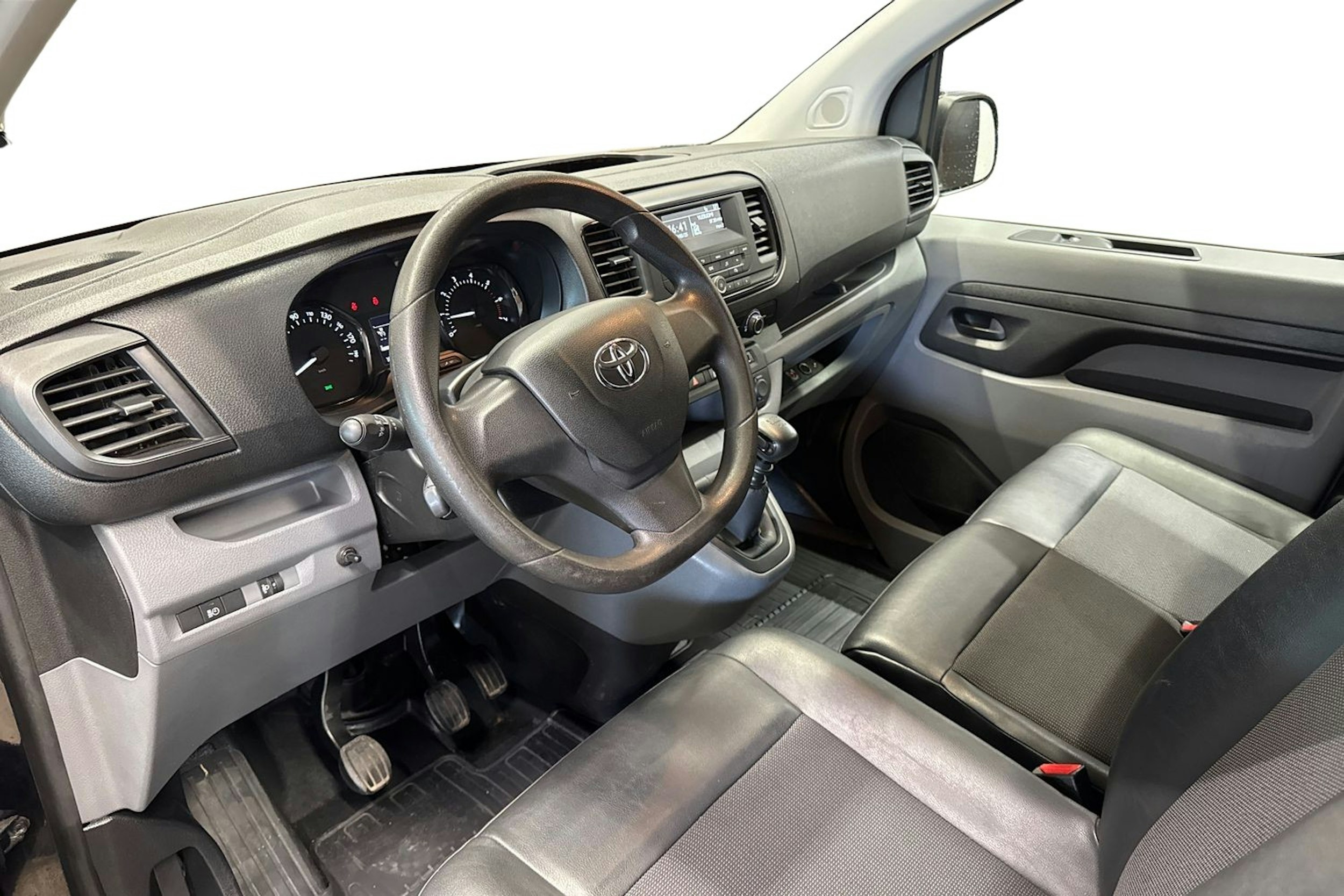 musta Toyota Proace 2018 kuva 7.
