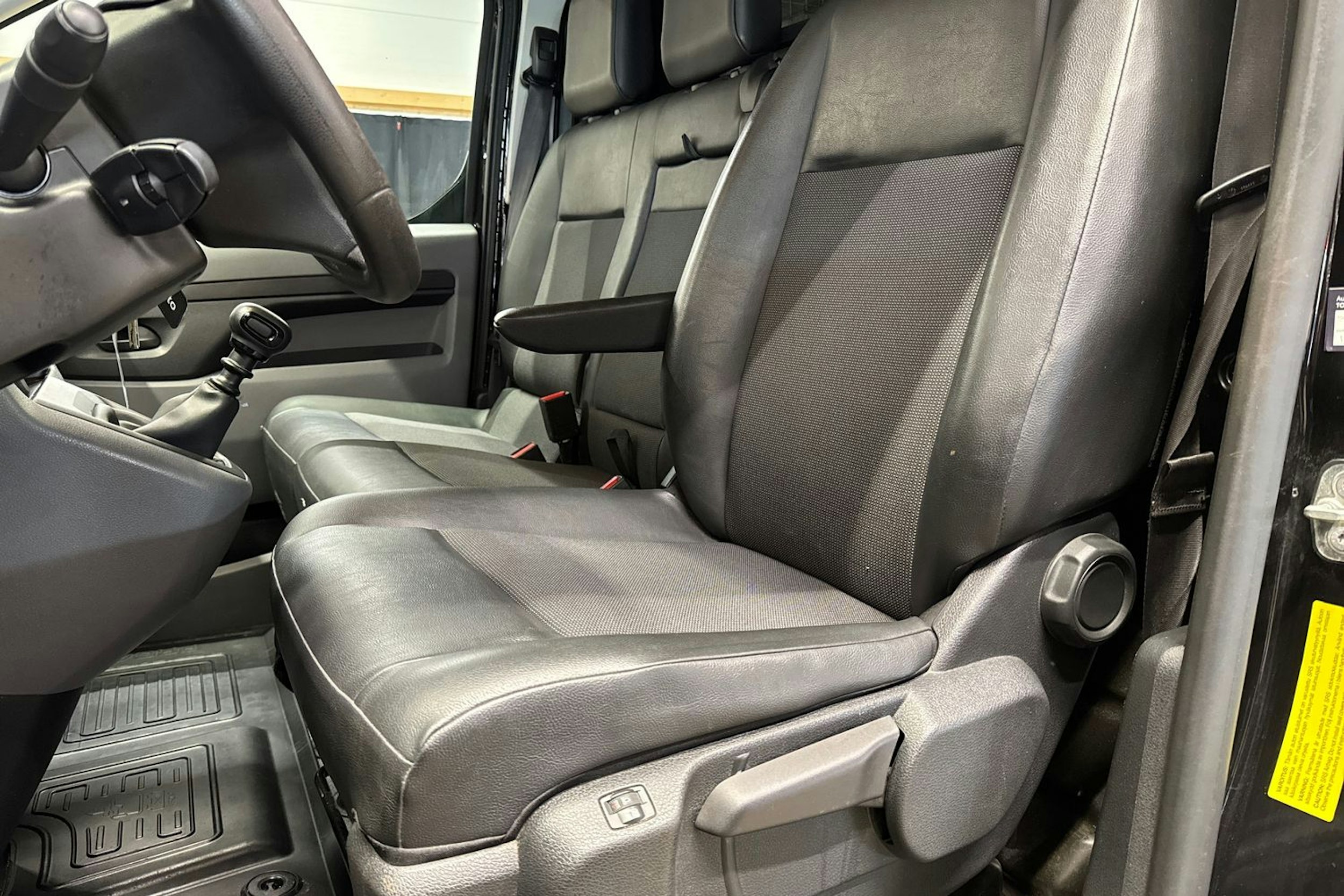 musta Toyota Proace 2018 kuva 18.