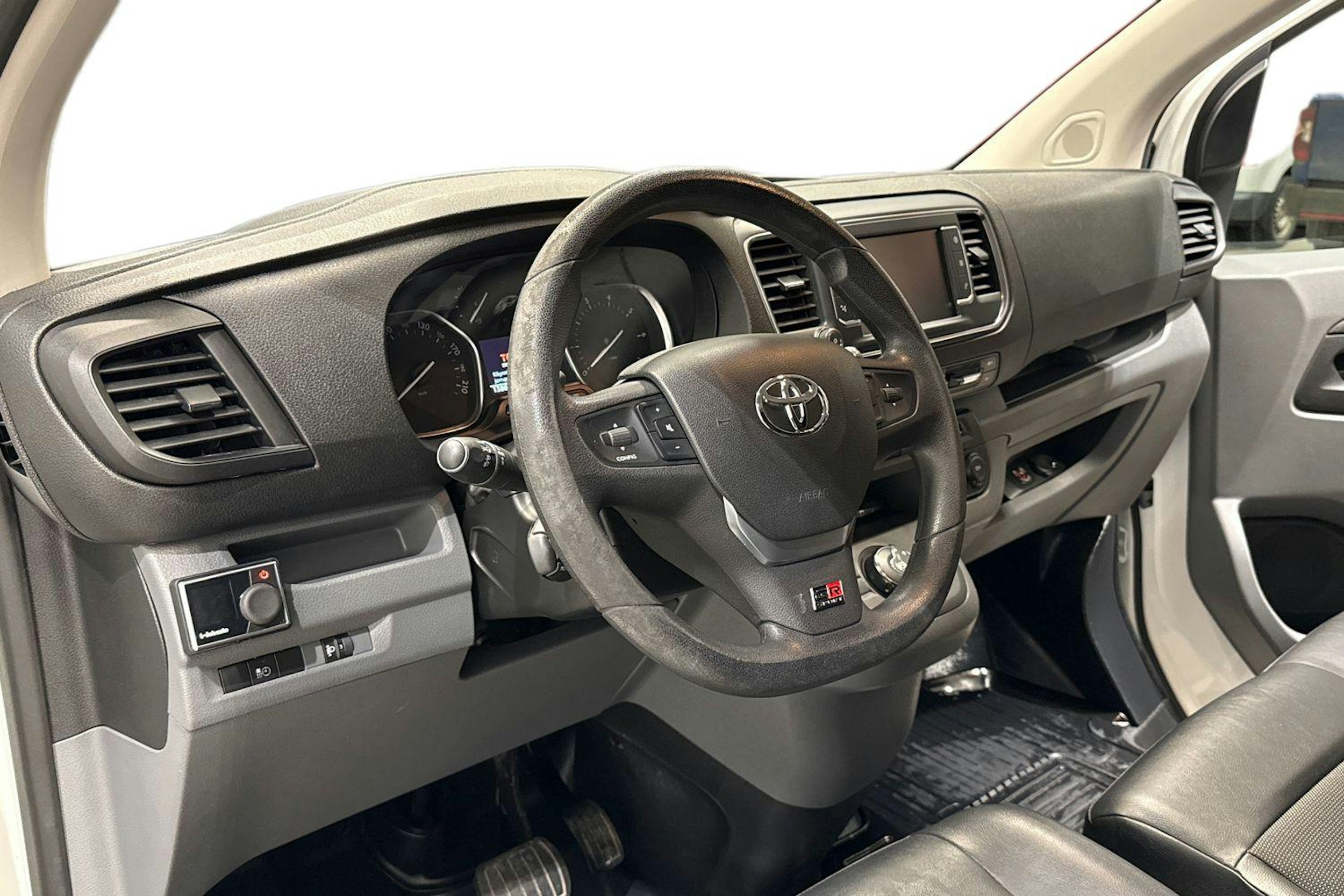 Valkoinen Toyota Proace 2018 kuva 6.