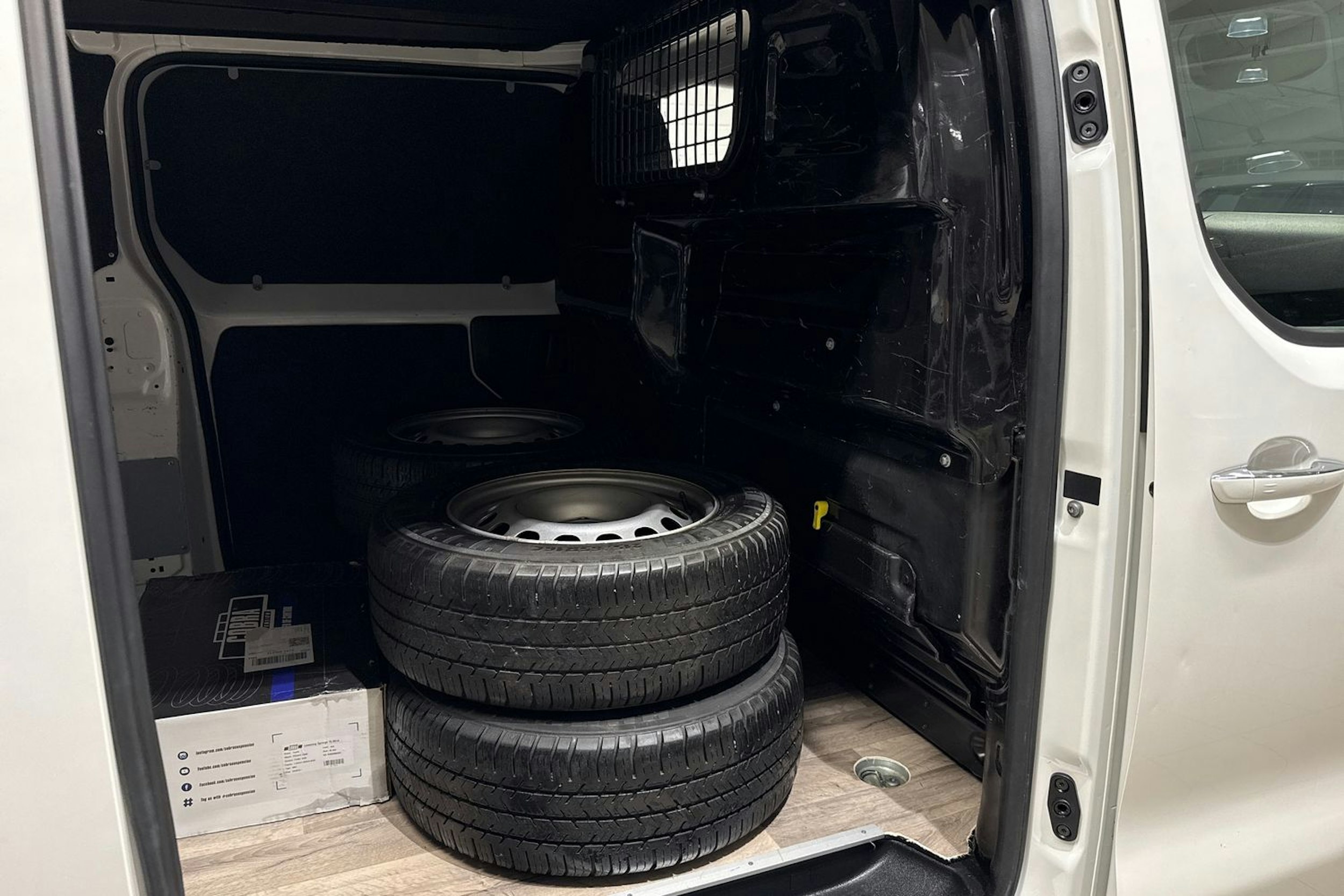 Valkoinen Toyota Proace 2018 kuva 13.