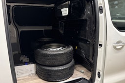 Valkoinen Toyota Proace 2018 kuva 13.