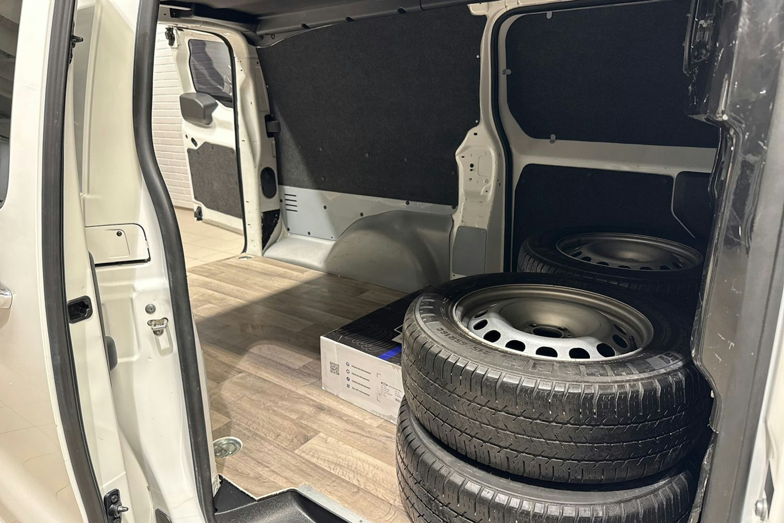 Valkoinen Toyota Proace 2018 kuva 14.