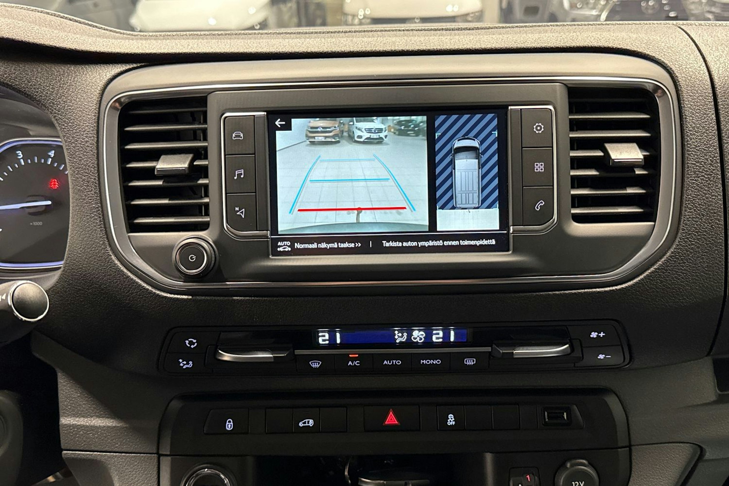 Valkoinen Toyota Proace 2018 kuva 17.