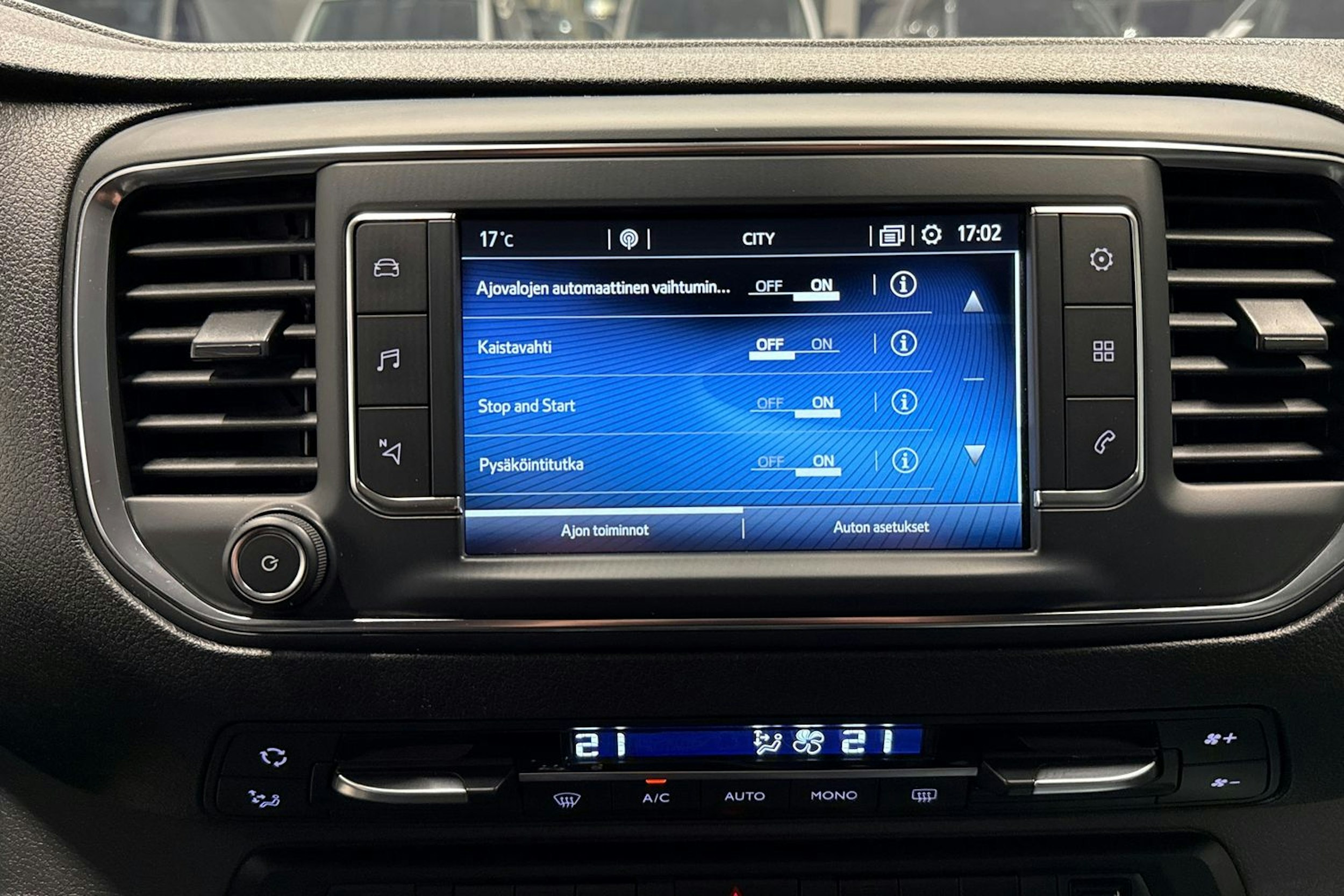 Valkoinen Toyota Proace 2018 kuva 18.