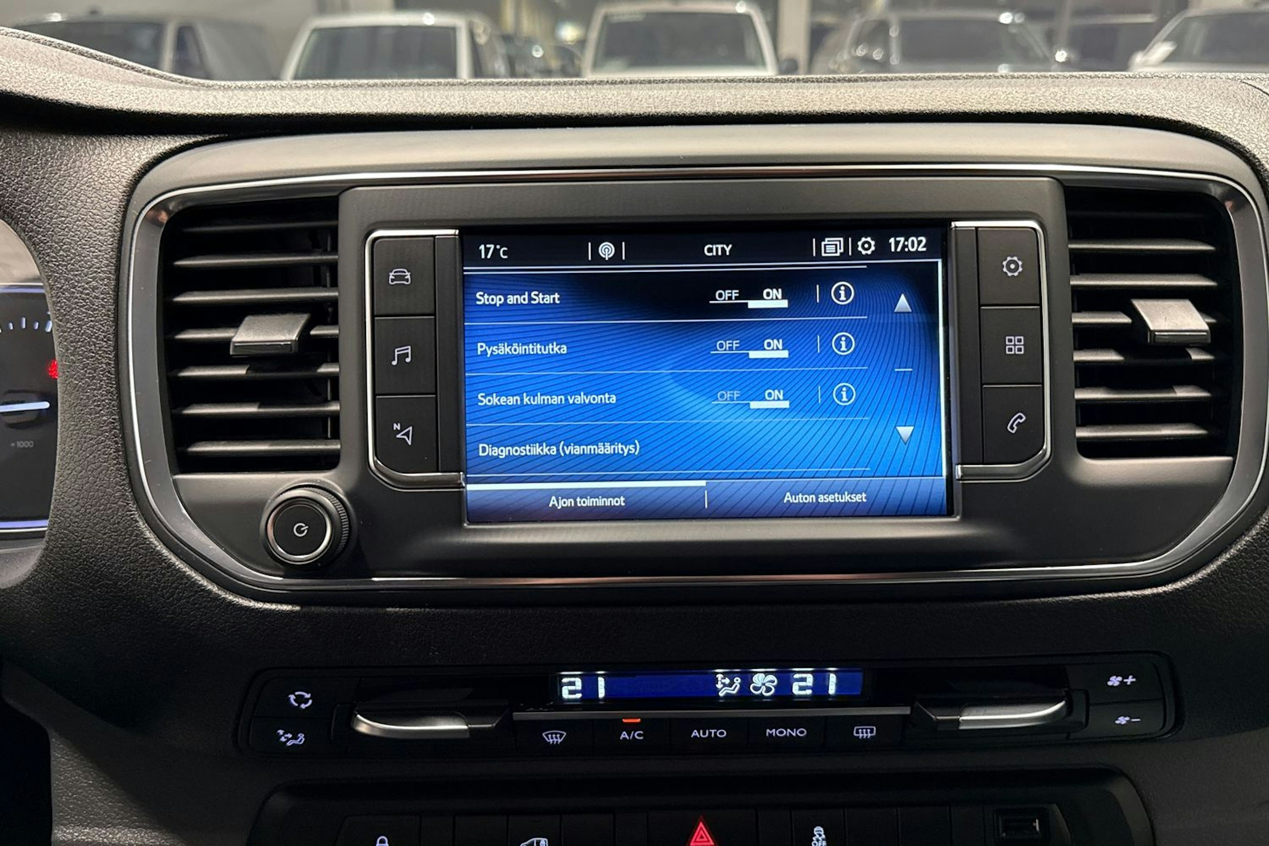 Valkoinen Toyota Proace 2018 kuva 19.