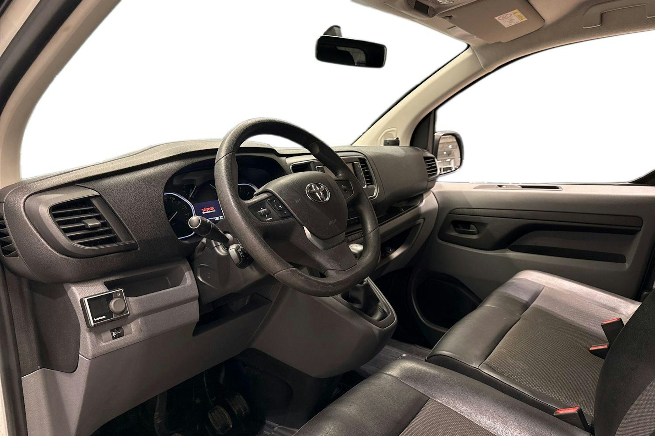 Valkoinen Toyota Proace 2018 kuva 6.