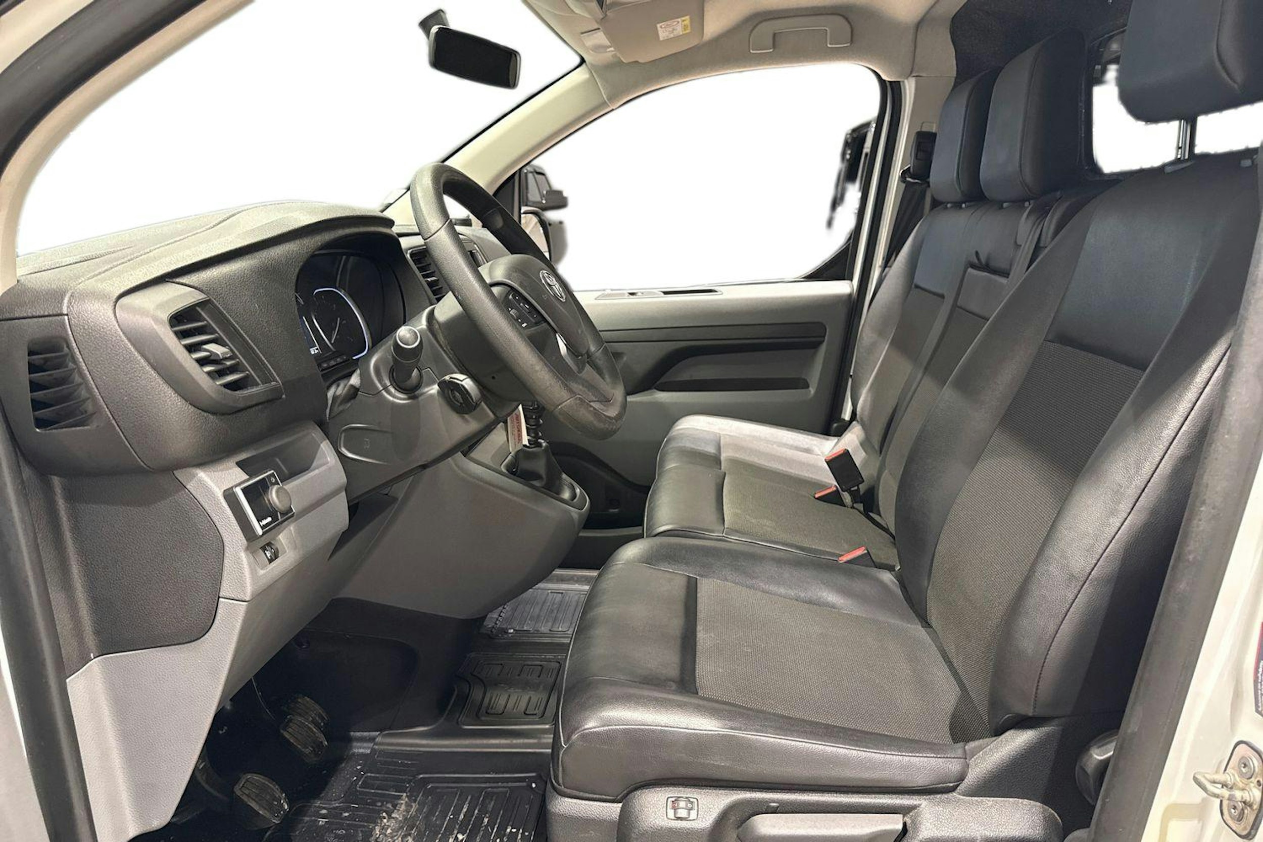 Valkoinen Toyota Proace 2018 kuva 7.