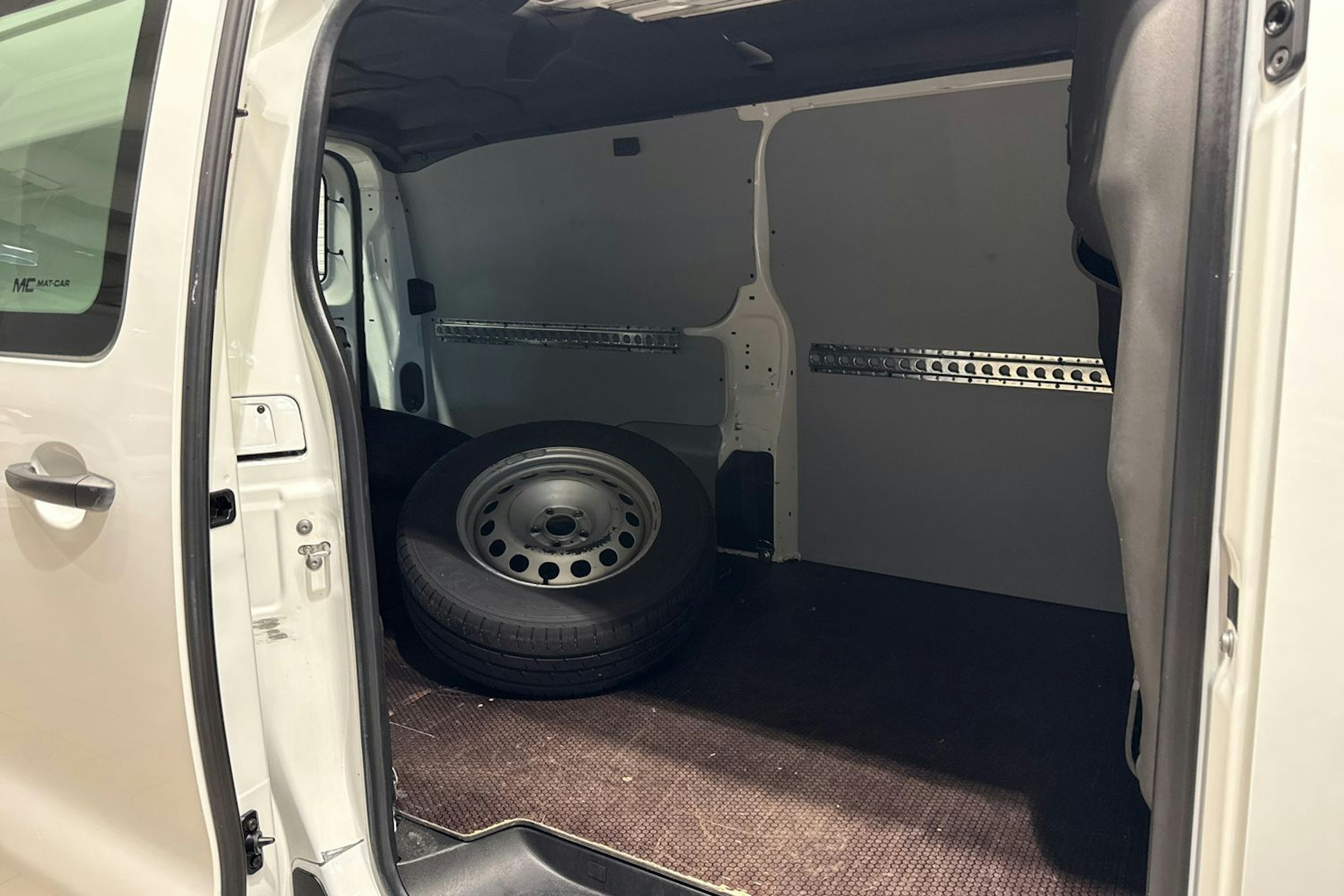 Valkoinen Toyota Proace 2018 kuva 13.