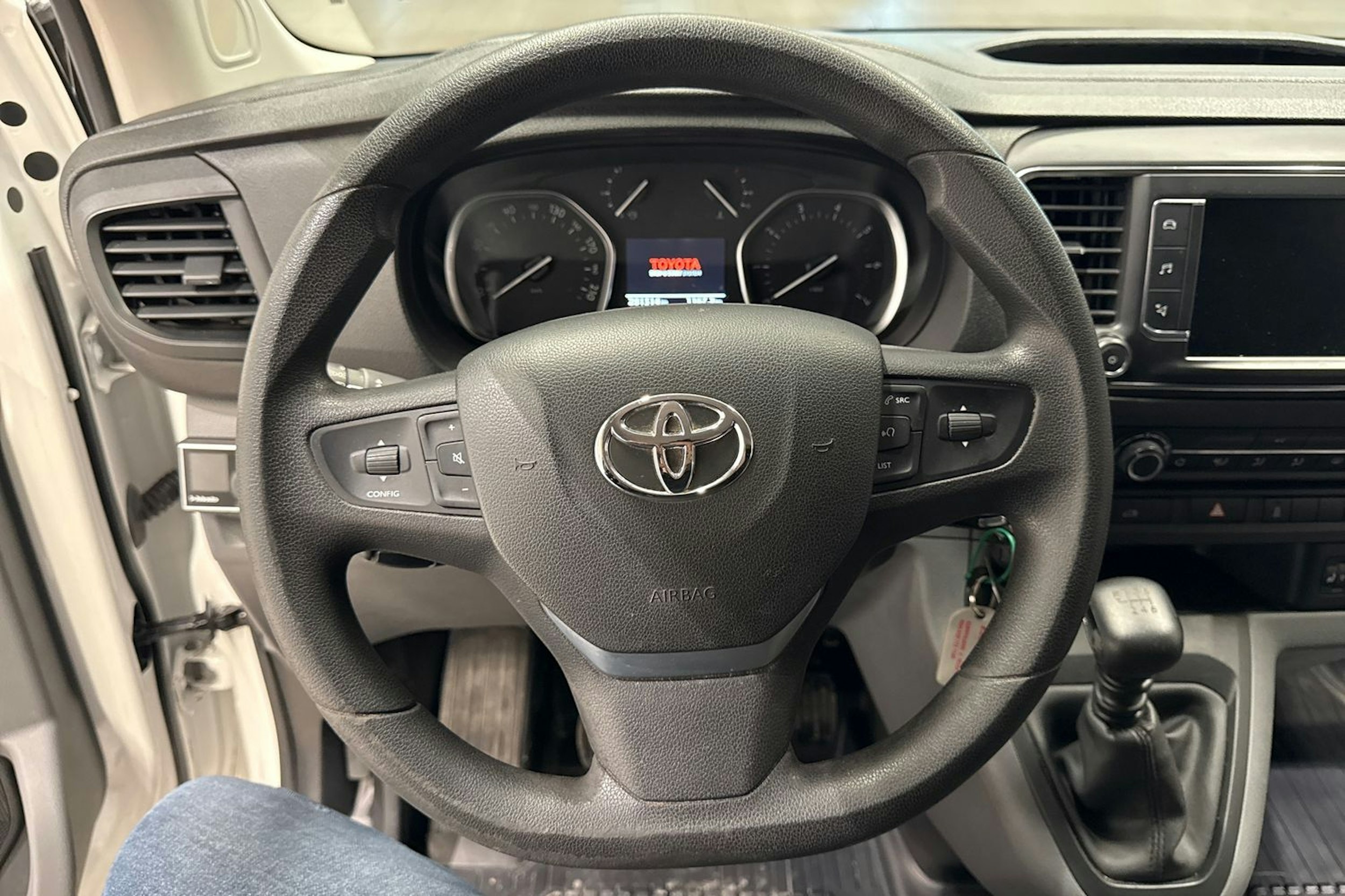 Valkoinen Toyota Proace 2018 kuva 14.