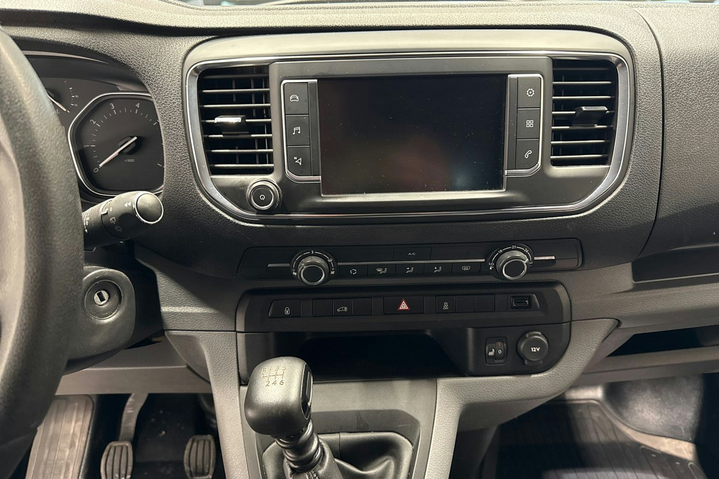 Valkoinen Toyota Proace 2018 kuva 18.