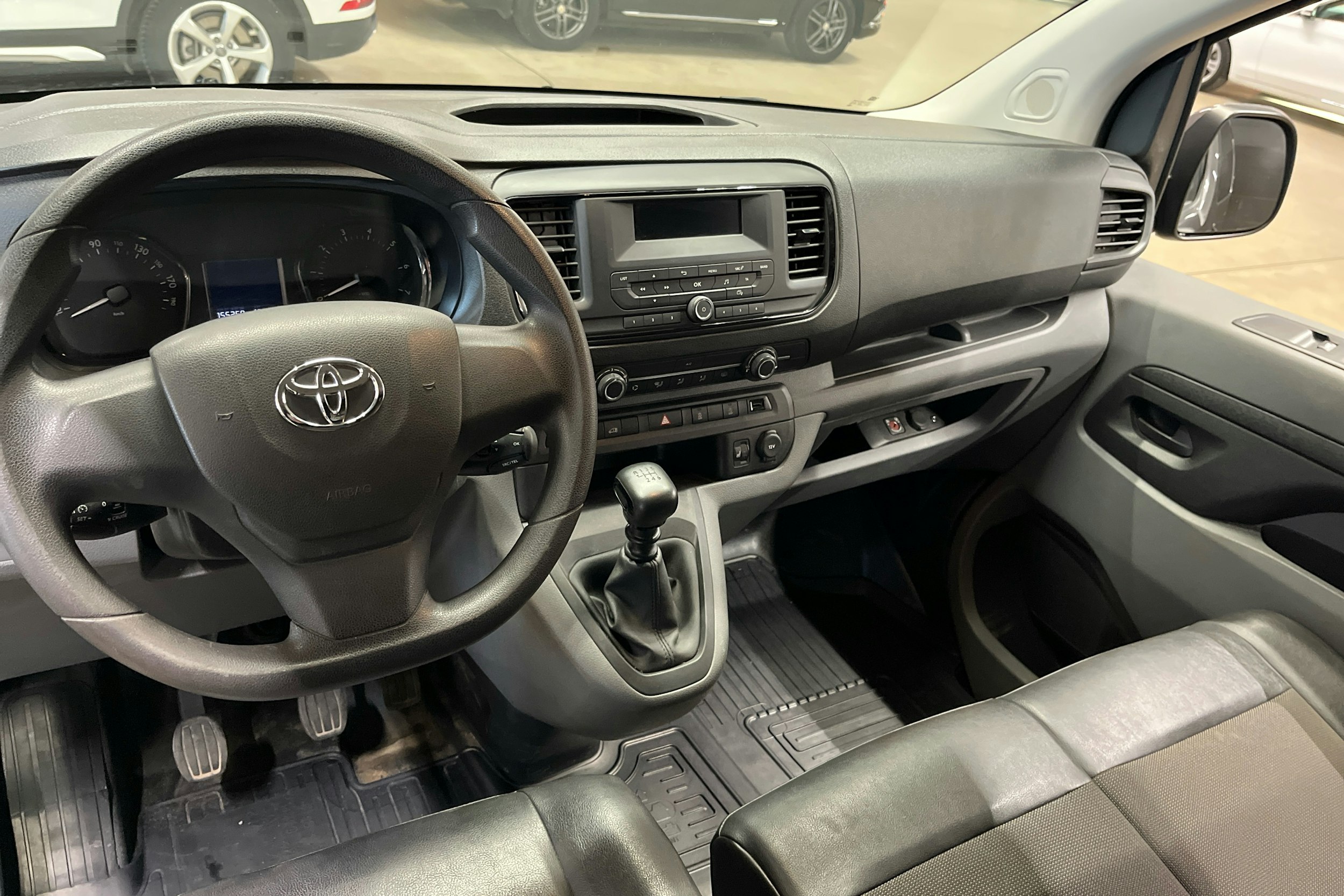 harmaa Toyota Proace 2018 kuva 7.