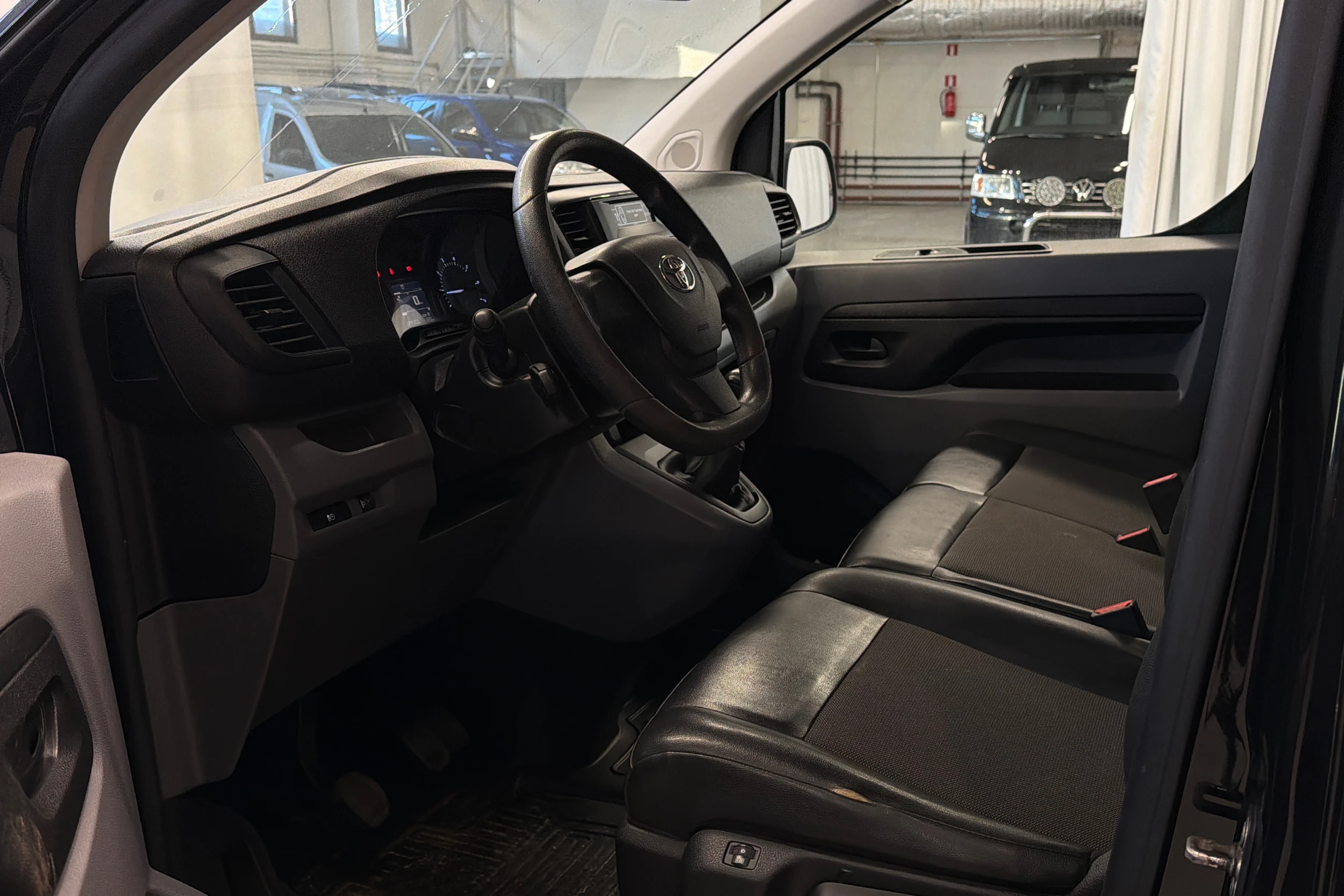 musta Toyota Proace 2018 kuva 5.