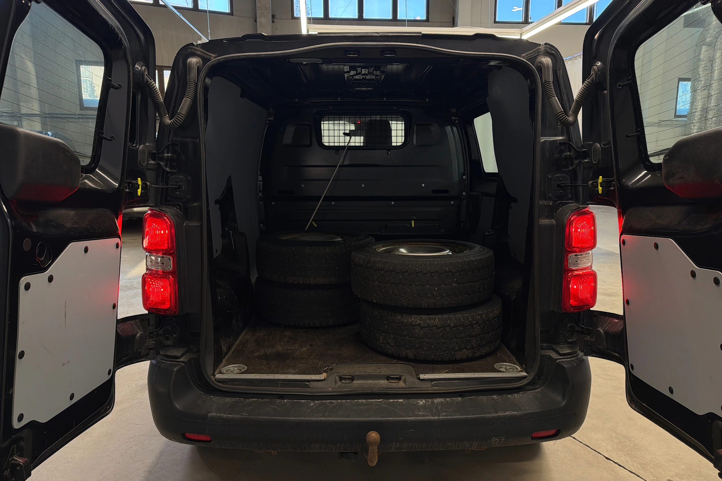 musta Toyota Proace 2018 kuva 7.
