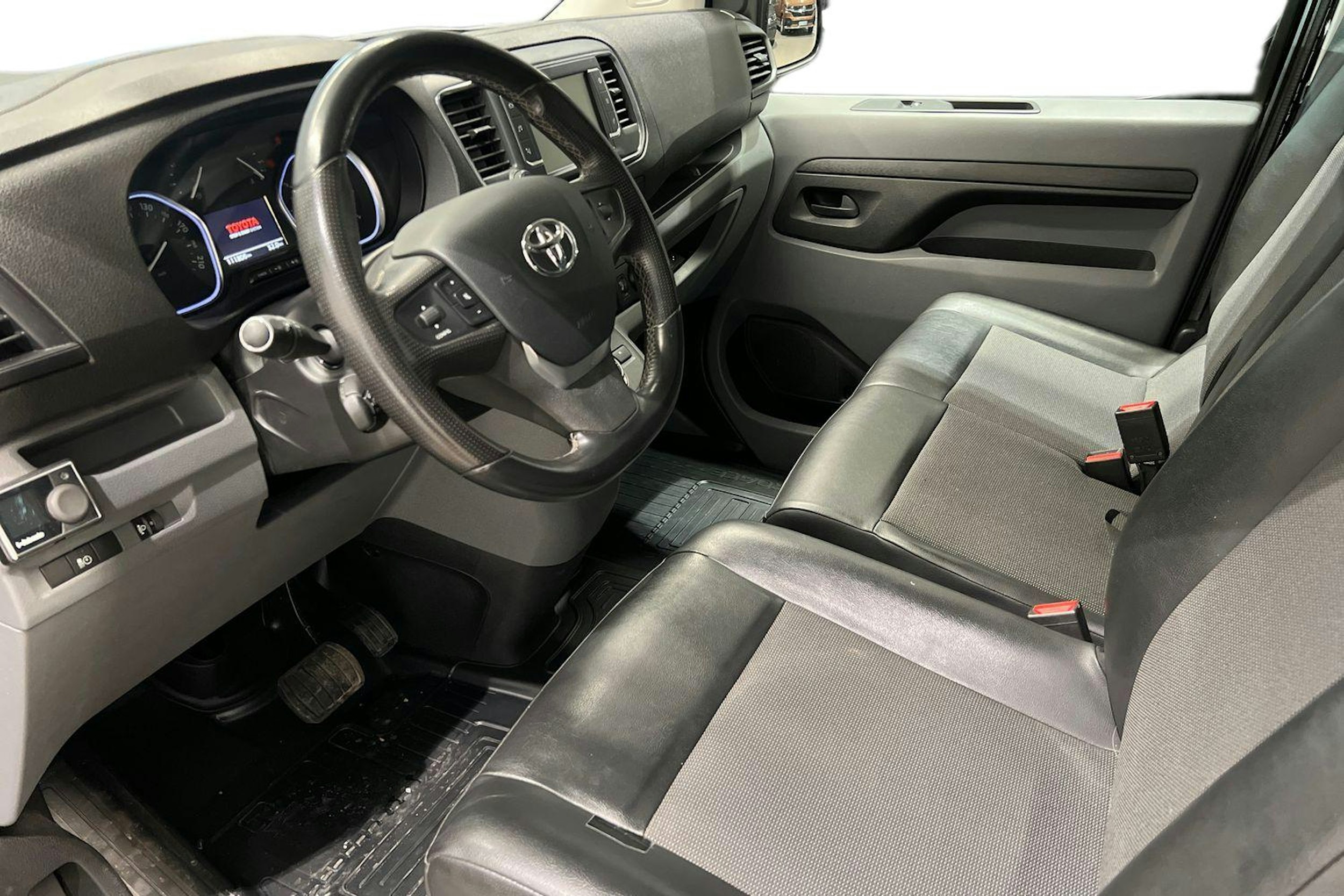 musta Toyota Proace 2018 kuva 8.