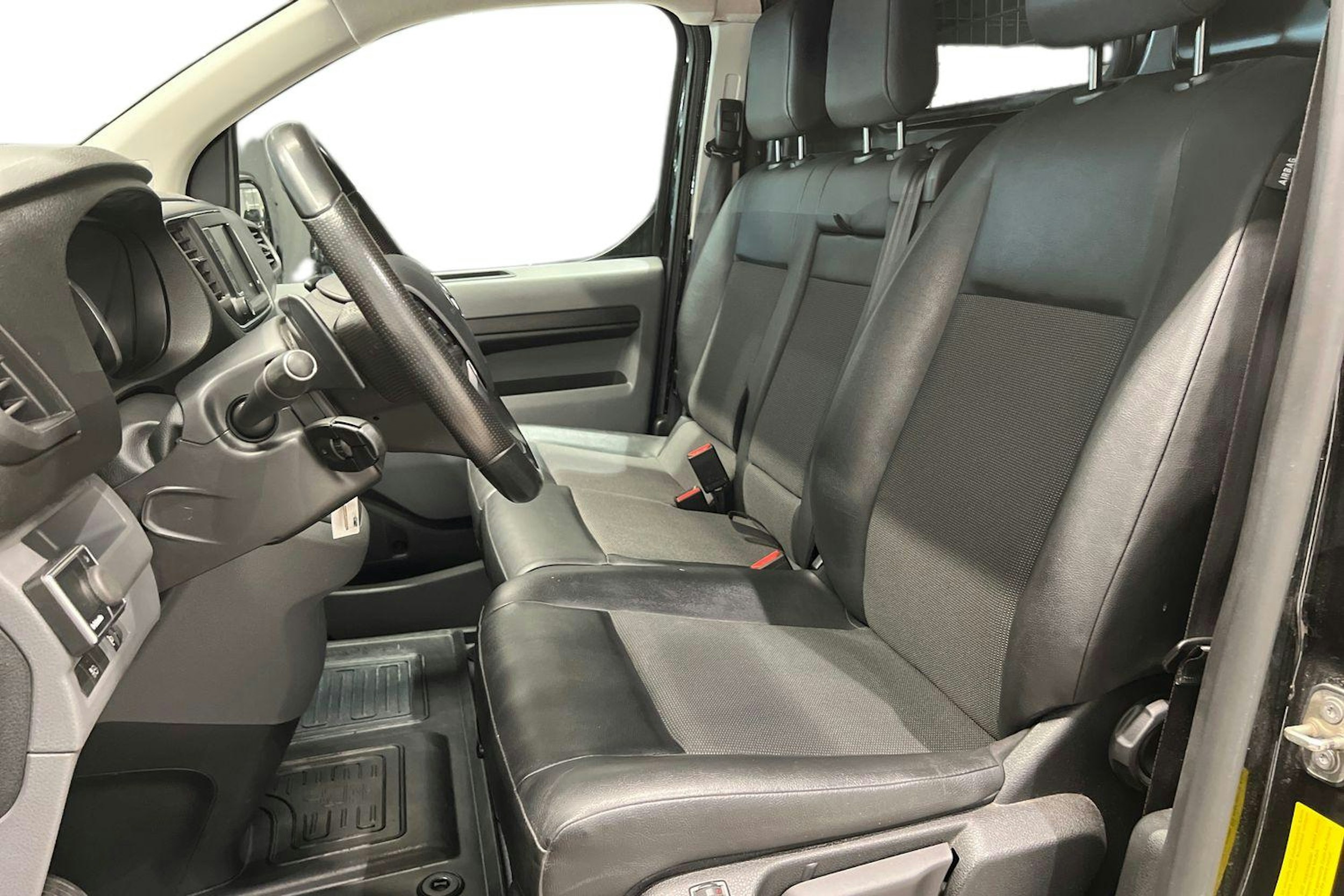 musta Toyota Proace 2018 kuva 11.