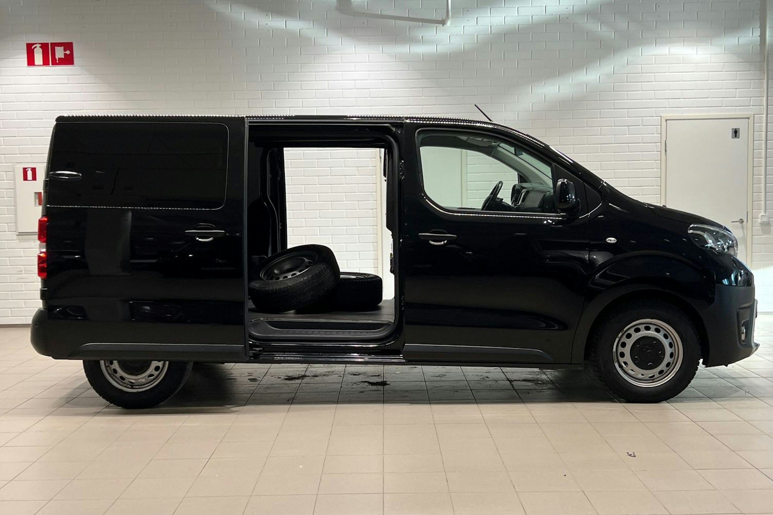 musta Toyota Proace 2018 kuva 21.