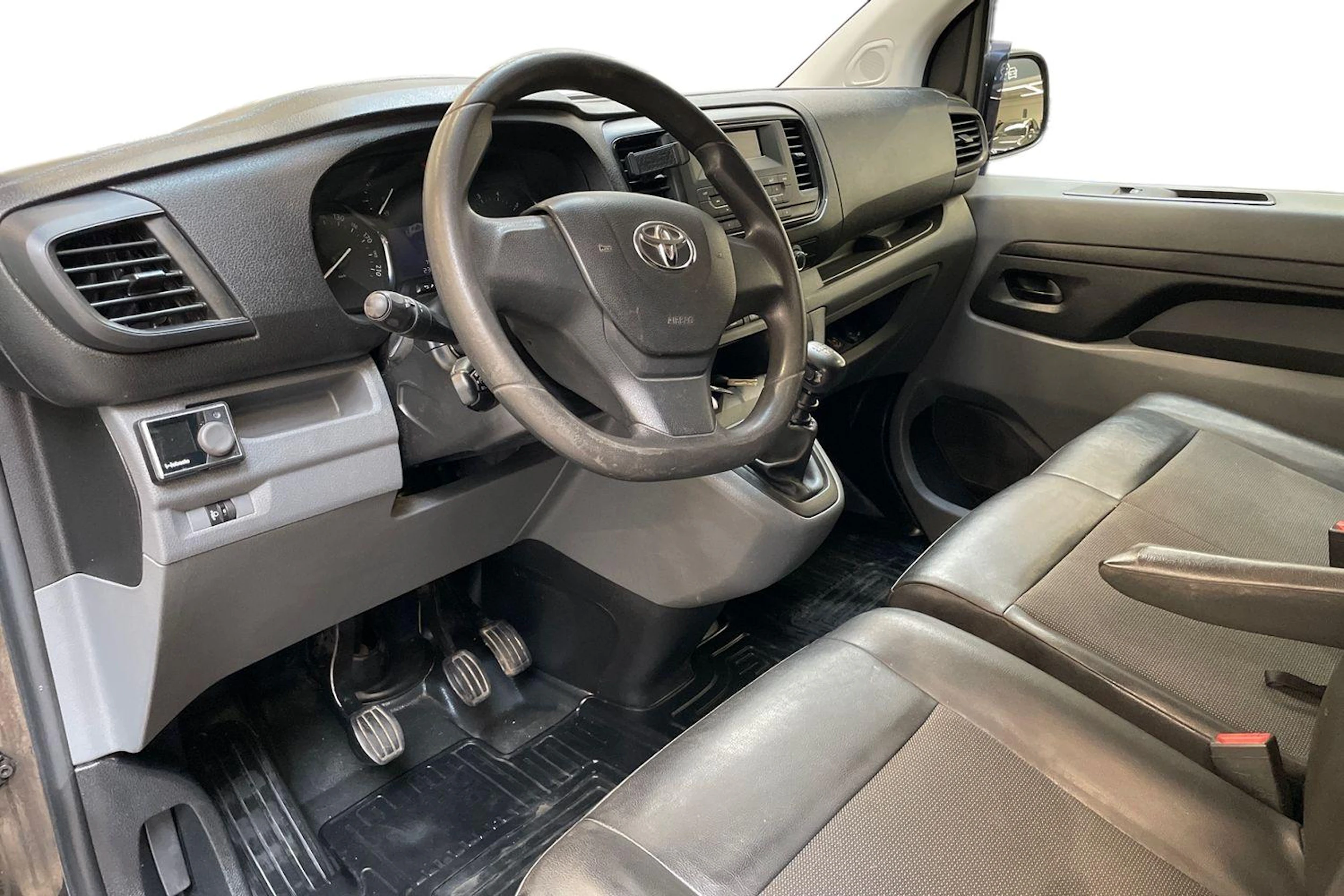 musta Toyota Proace 2018 kuva 8.