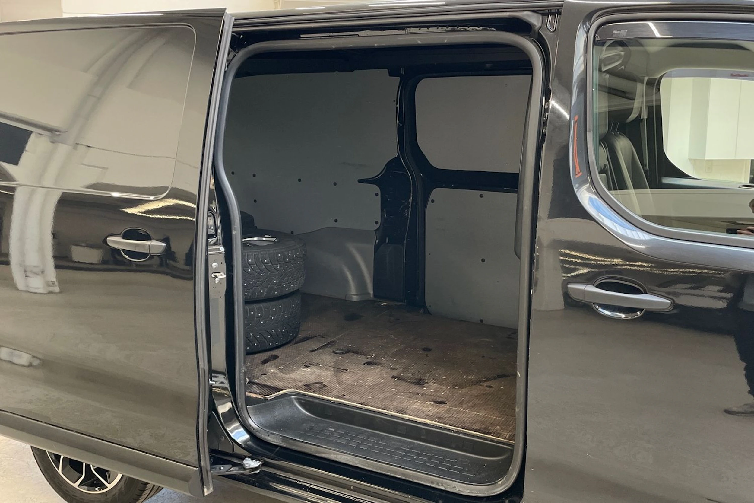 musta Toyota Proace 2018 kuva 13.