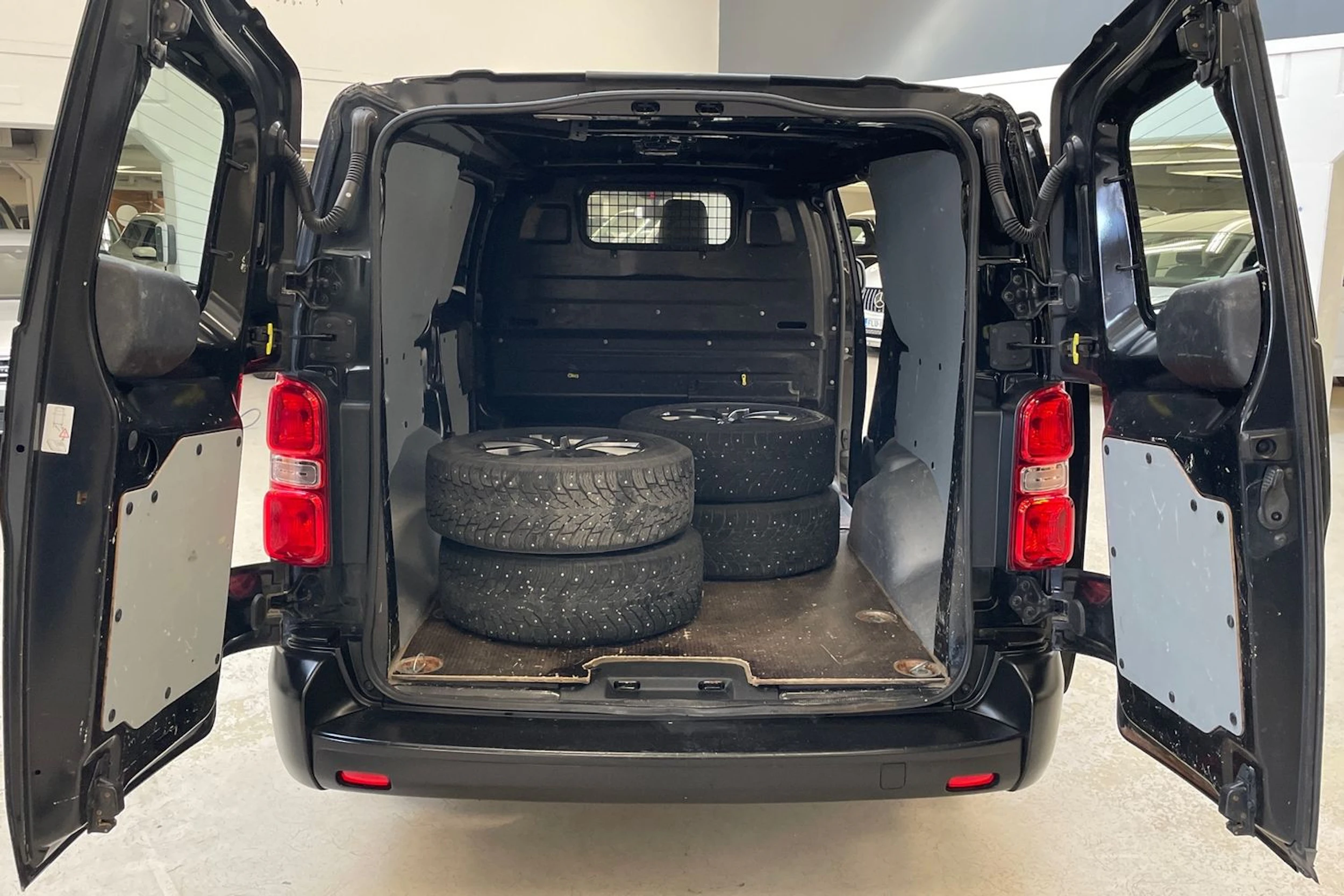 musta Toyota Proace 2018 kuva 15.