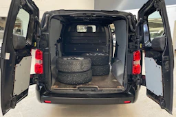 musta Toyota Proace 2018 kuva 15.