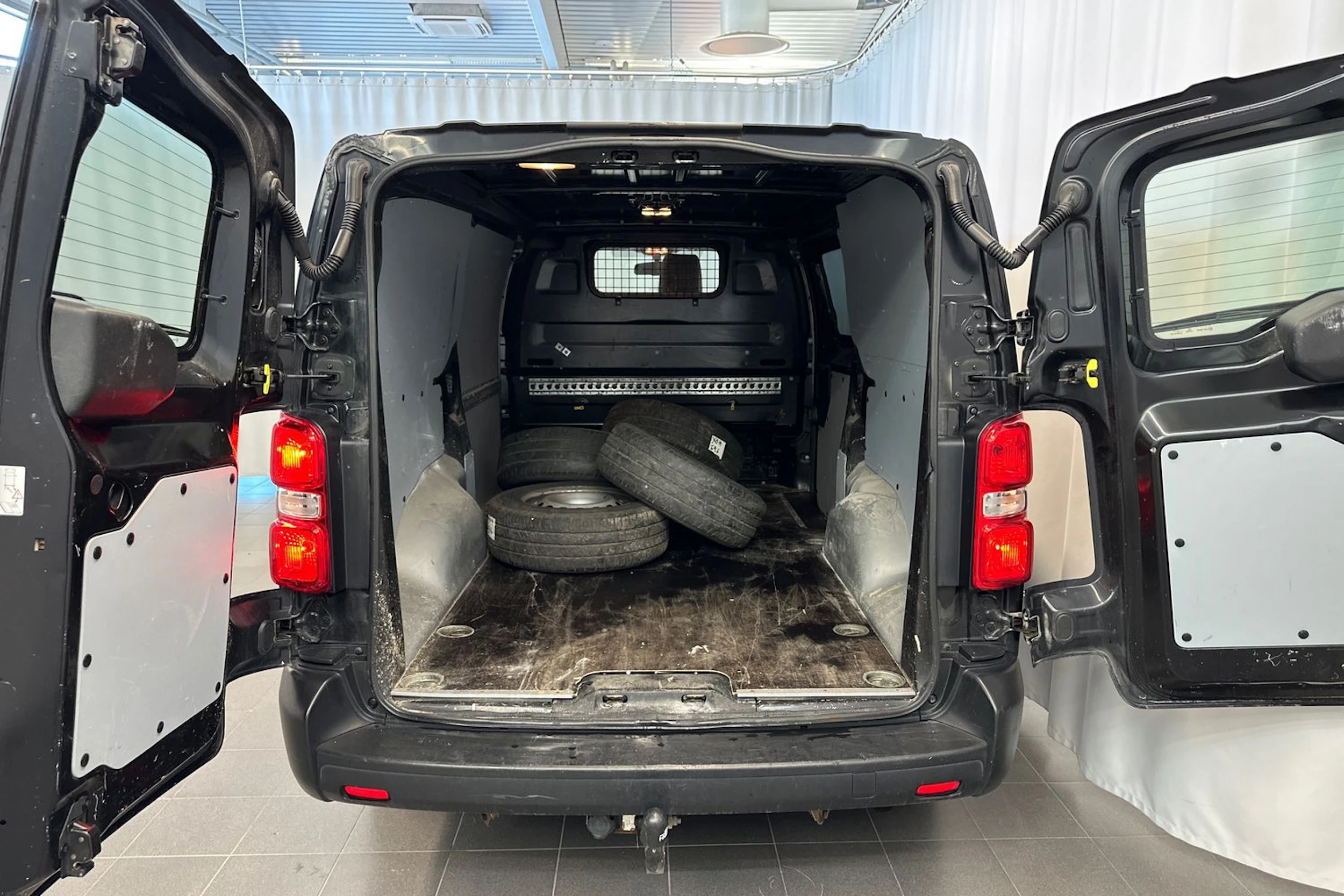 musta Toyota Proace 2018 kuva 11.