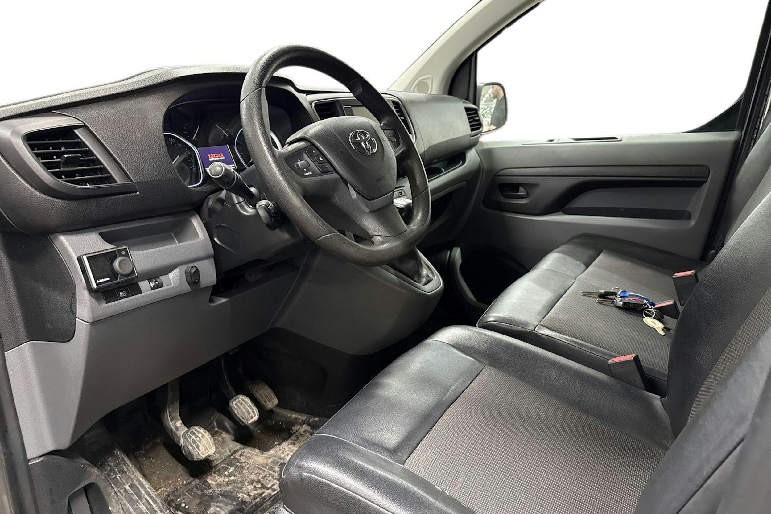 harmaa Toyota Proace 2018 kuva 3.