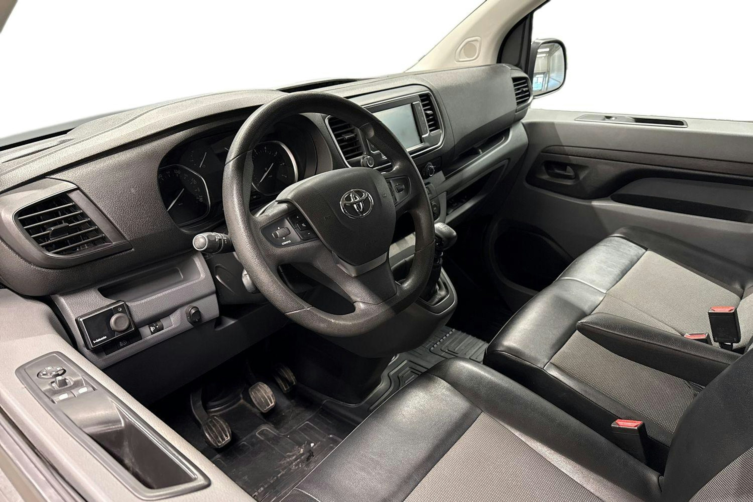 harmaa Toyota Proace 2018 kuva 6.