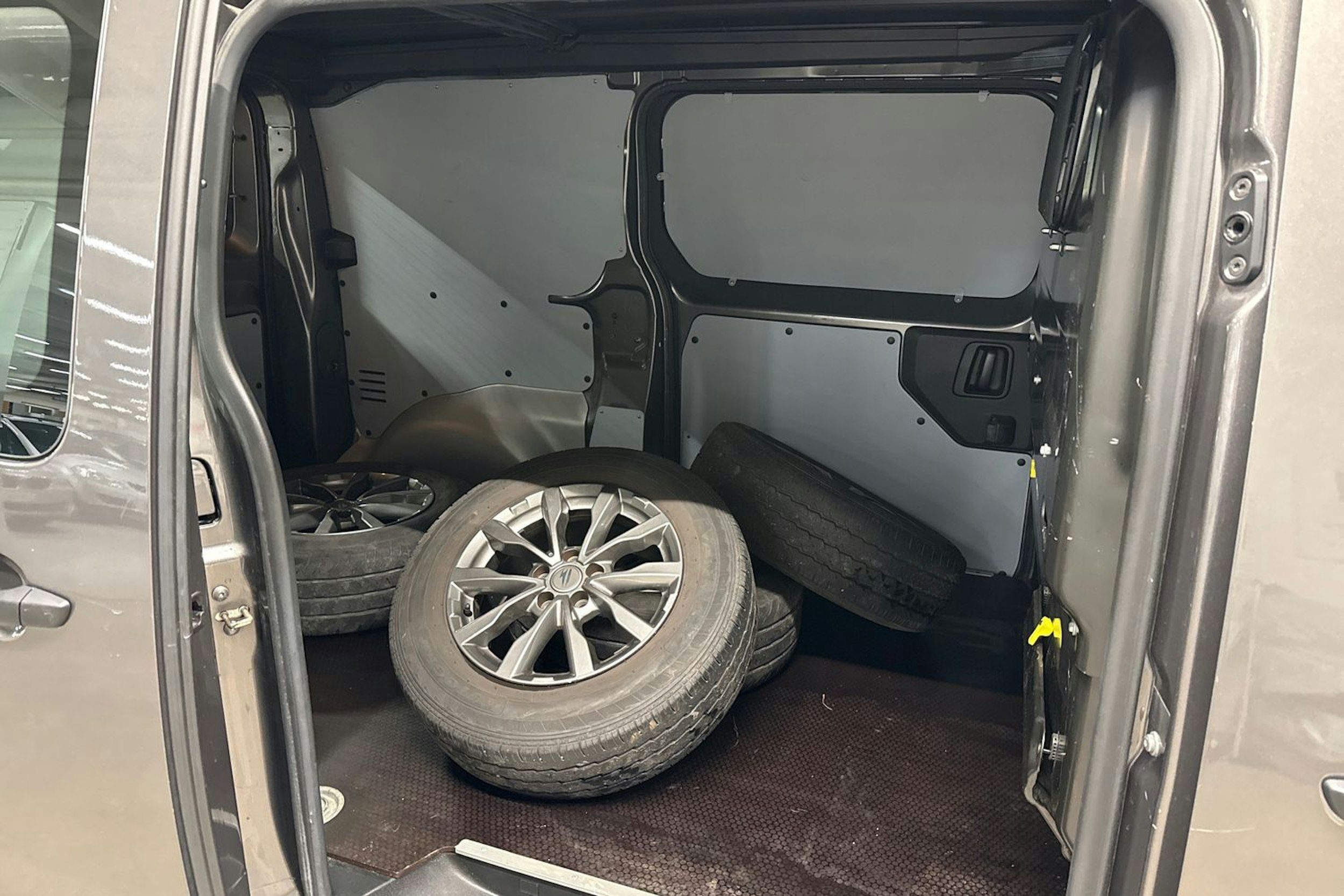 harmaa Toyota Proace 2018 kuva 10.