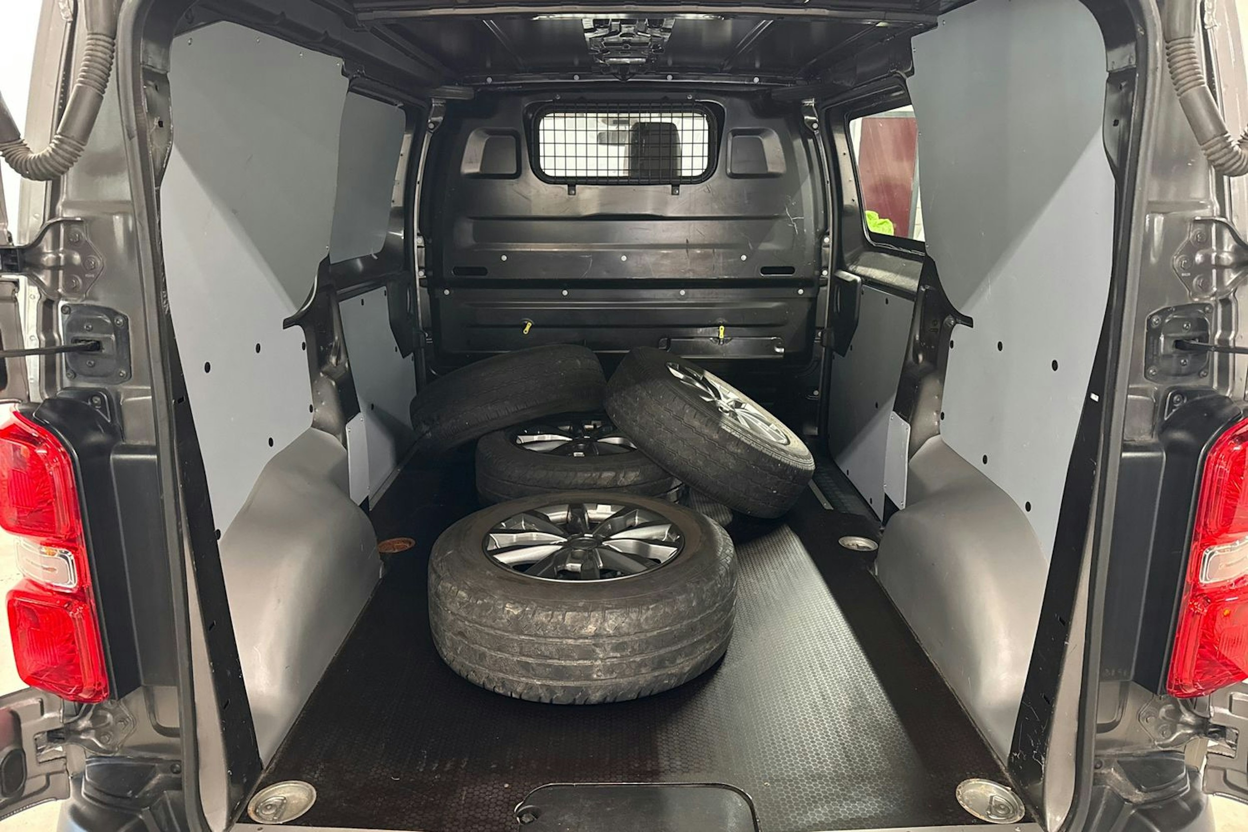 harmaa Toyota Proace 2018 kuva 11.