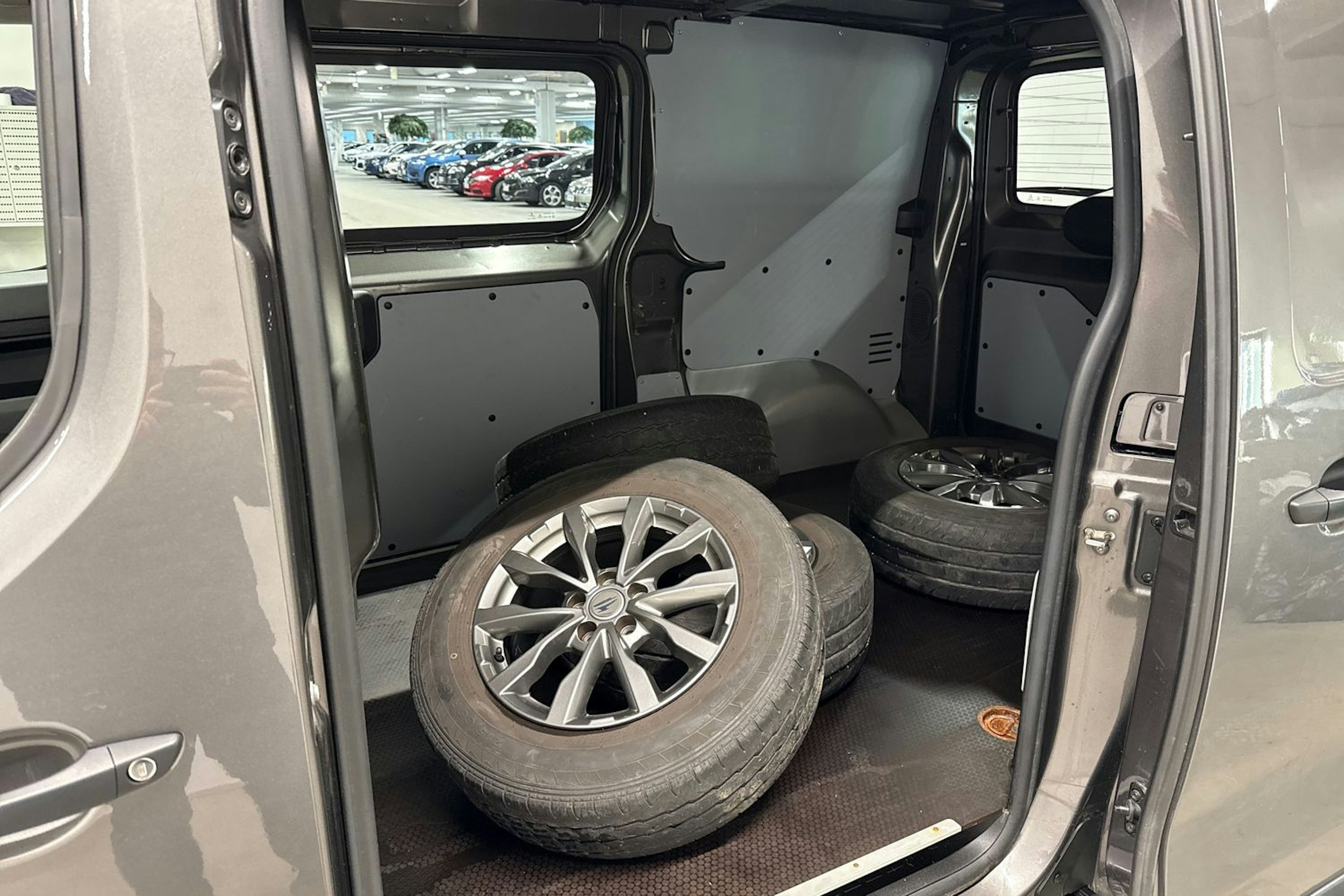 harmaa Toyota Proace 2018 kuva 12.