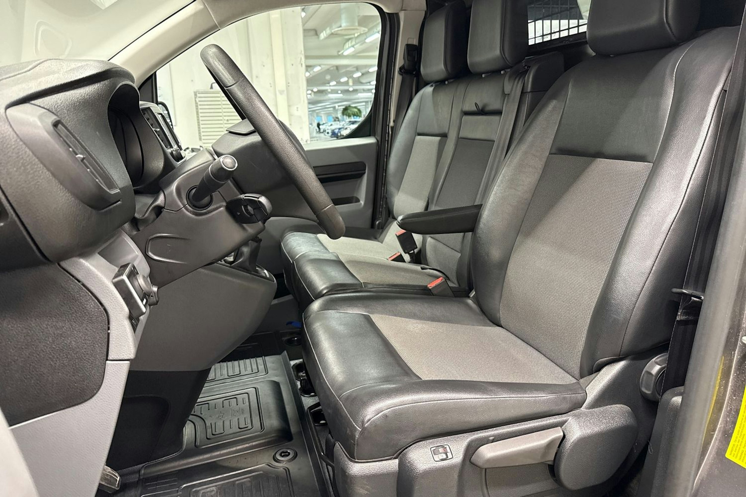 harmaa Toyota Proace 2018 kuva 13.