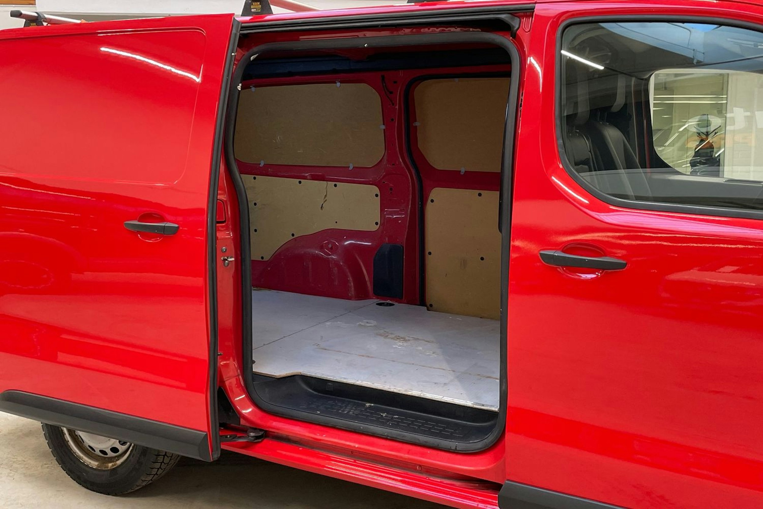 punainen Toyota Proace 2018 kuva 13.