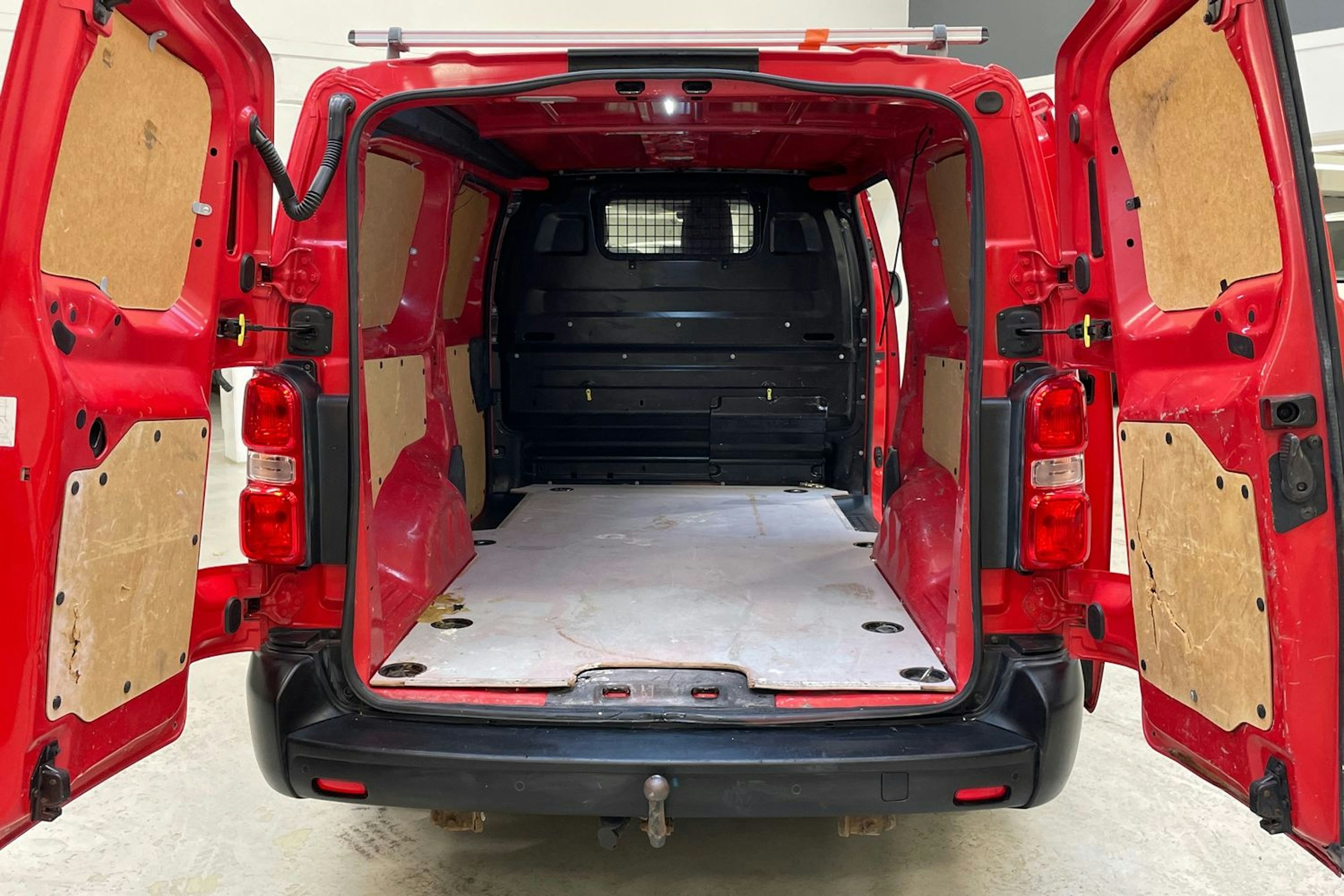 punainen Toyota Proace 2018 kuva 14.
