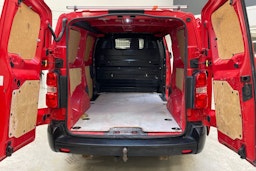 punainen Toyota Proace 2018 kuva 14.