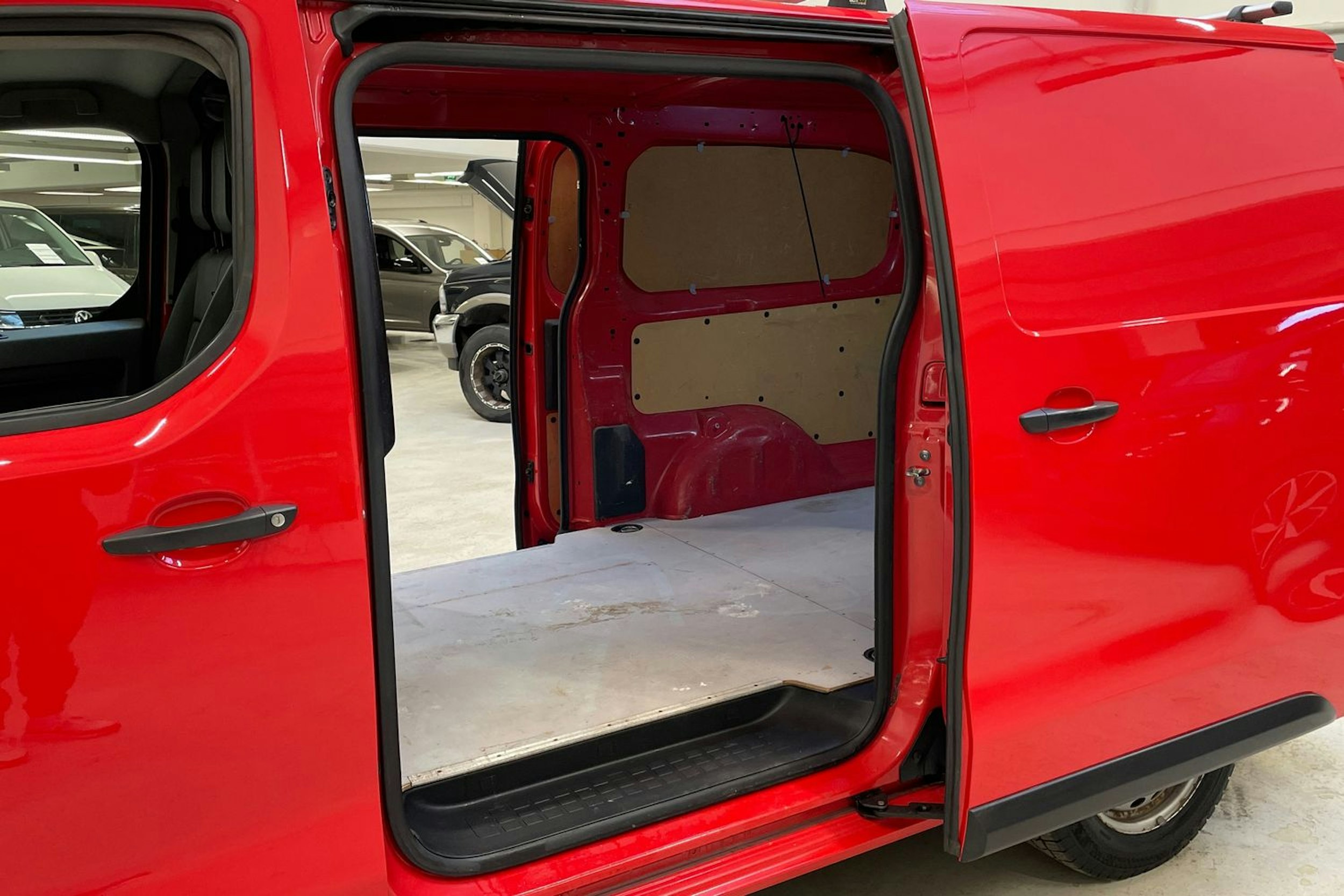 punainen Toyota Proace 2018 kuva 15.