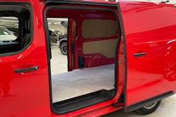 punainen Toyota Proace 2018 kuva 15.